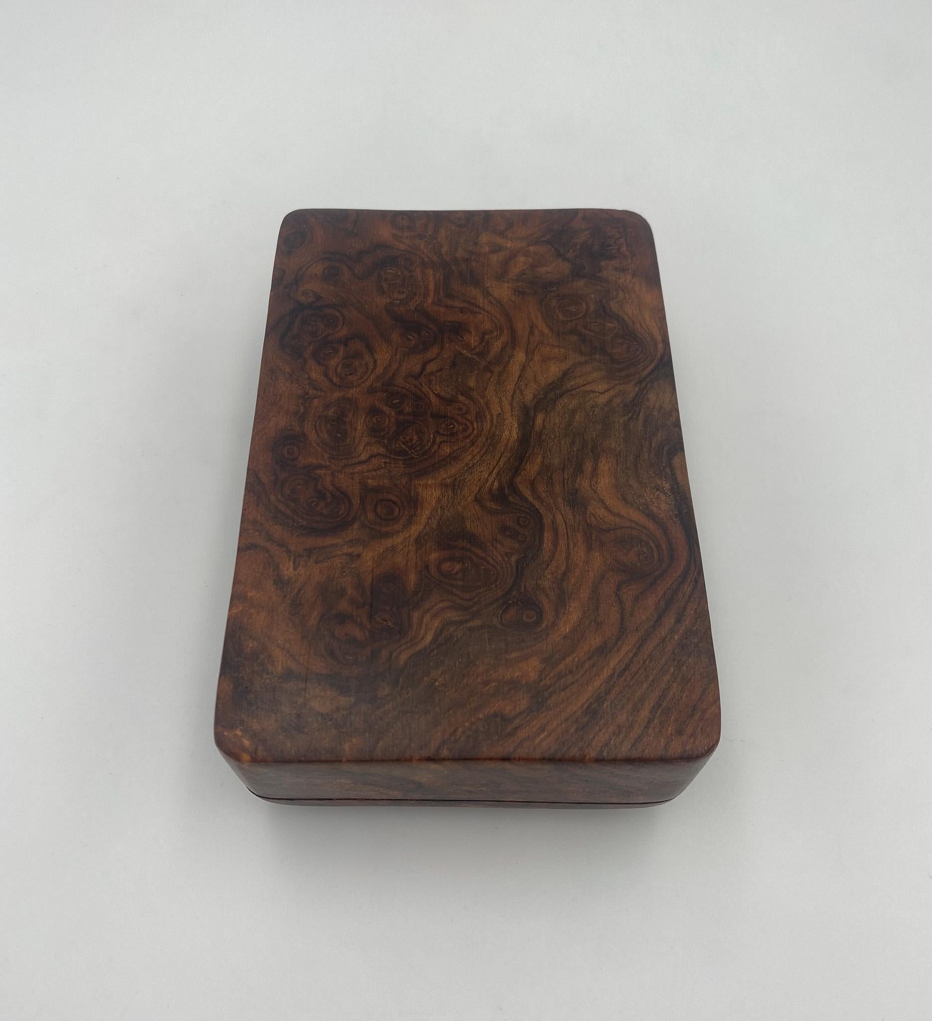 Caja artesanal de madera de nogal burl, años 70 en venta 1