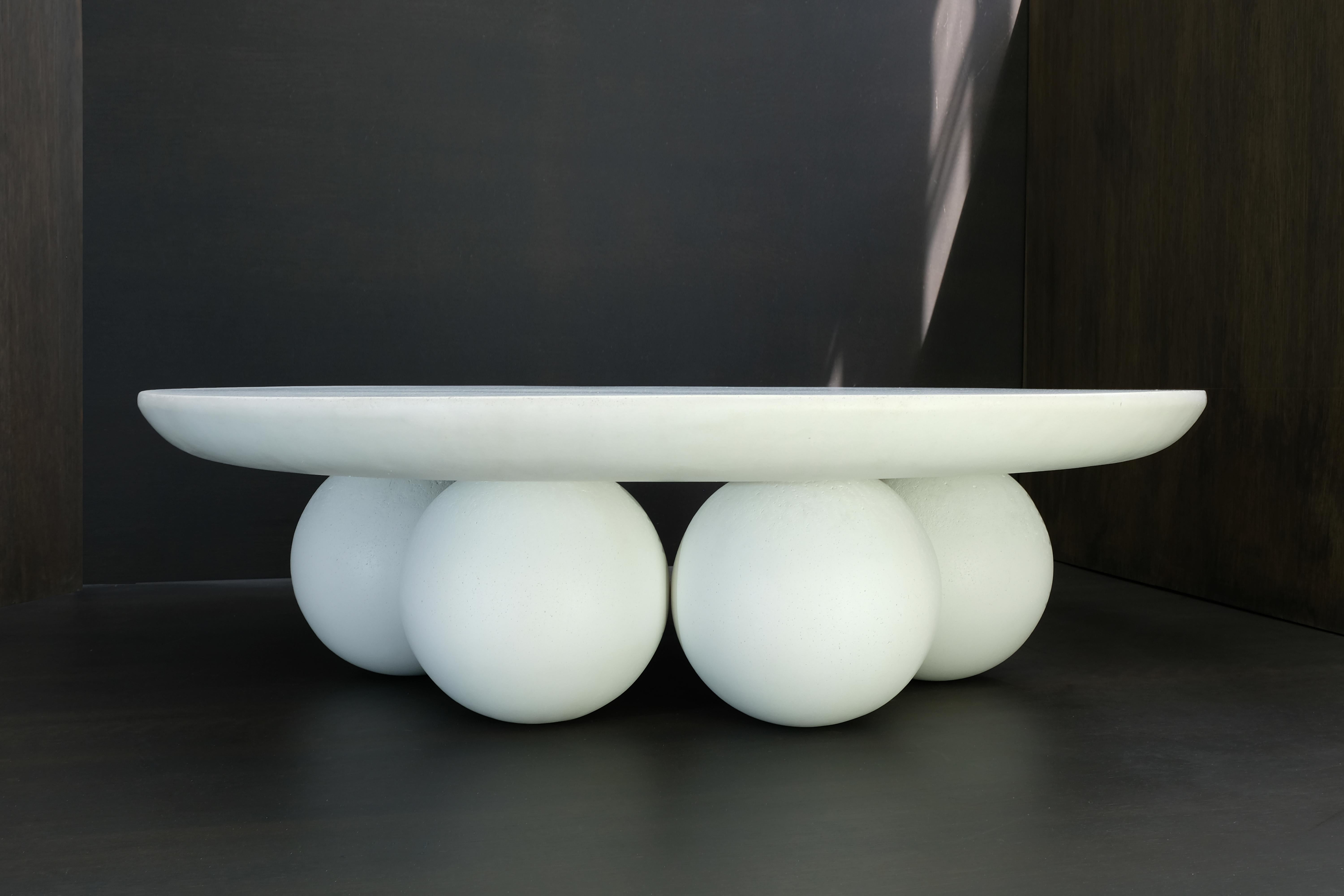 Grec Table basse ronde organique et moderne PIEDI, fabriquée à la main par Alentes Atelier en vente
