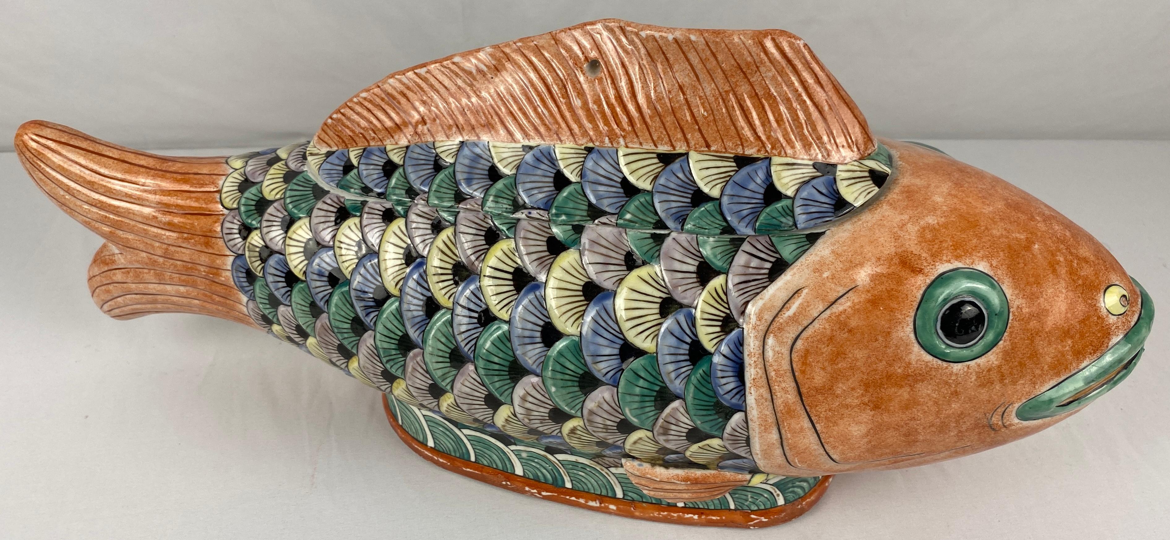 Handgefertigte Keramik-Fische (Glasiert) im Angebot