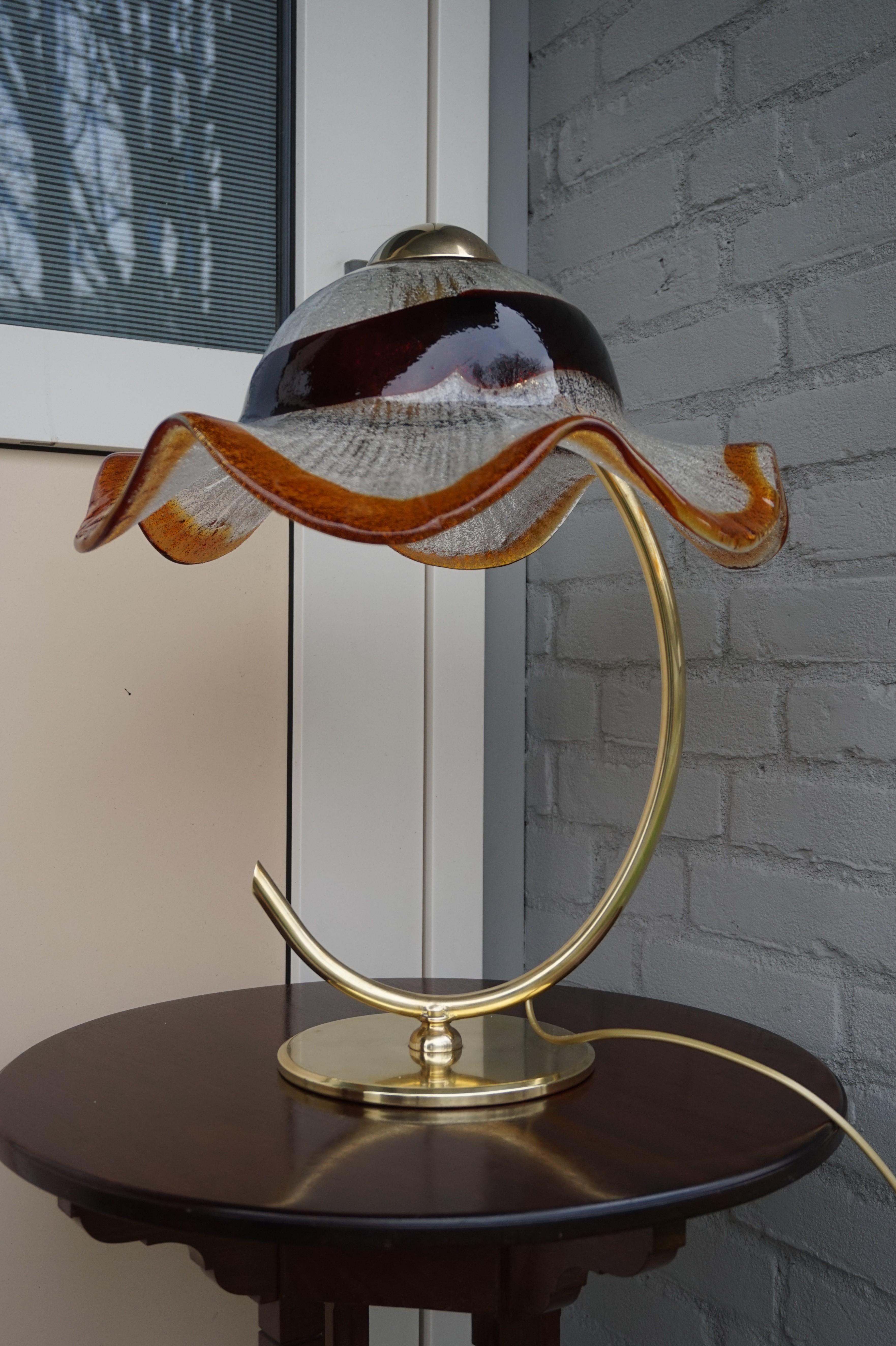 Mid-Century Modern Lampe de table italienne de Murano, fabriquée à la main et colorée, de l'époque The Moderns en vente