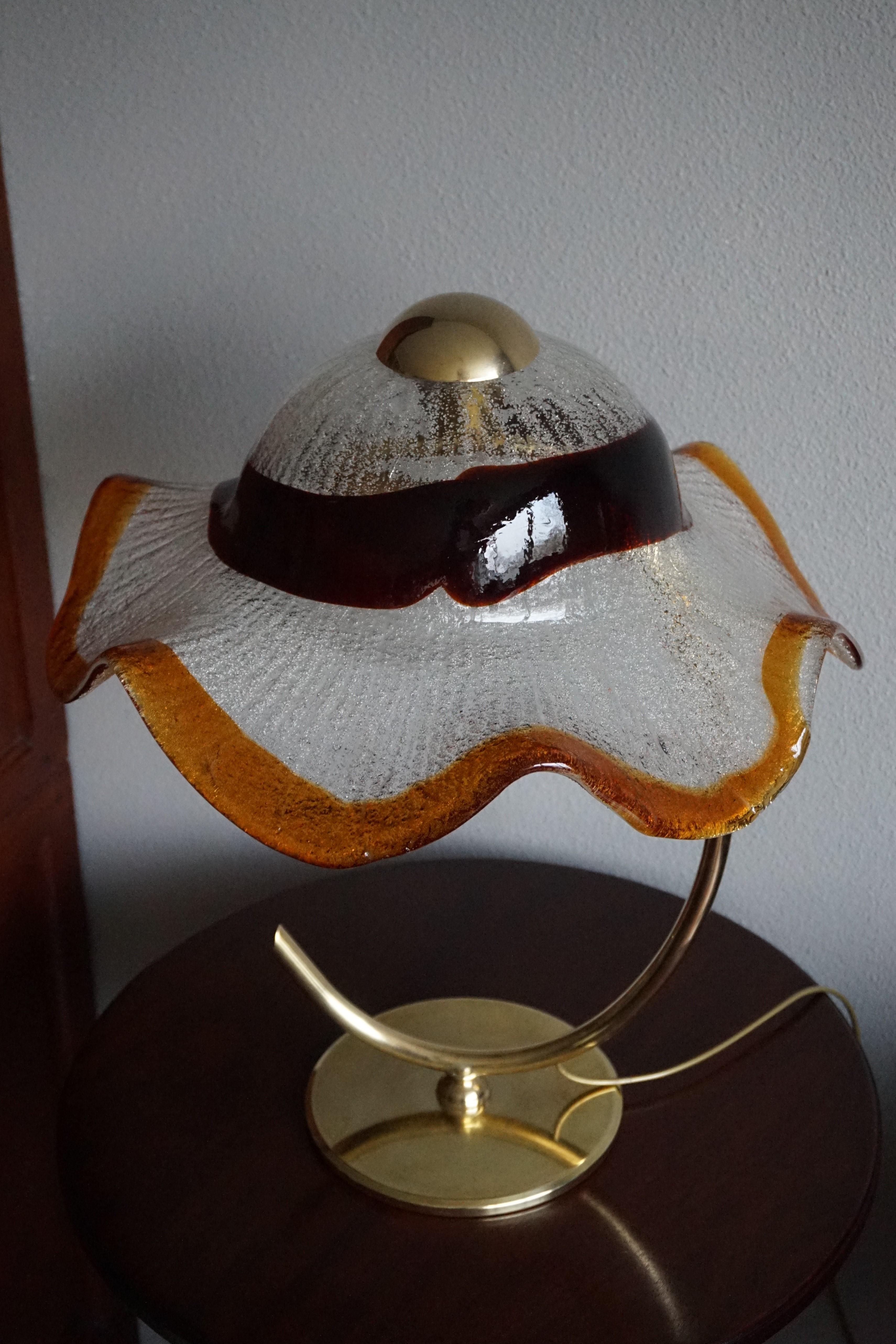 Laiton Lampe de table italienne de Murano, fabriquée à la main et colorée, de l'époque The Moderns en vente