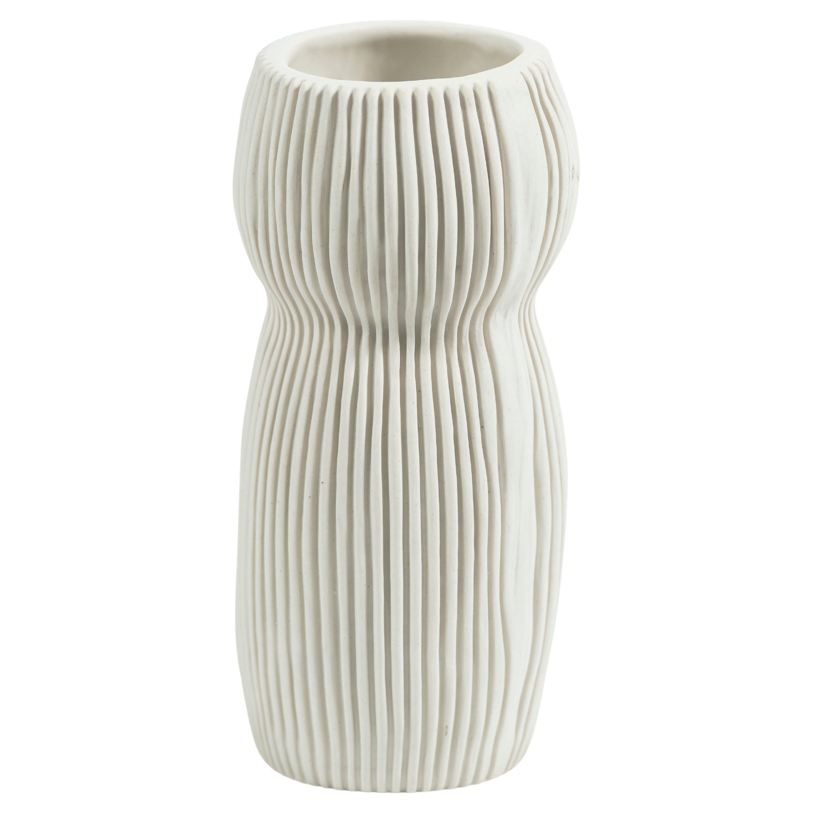 Vase contemporain en céramique de couleur crème, fait à la main, signé
