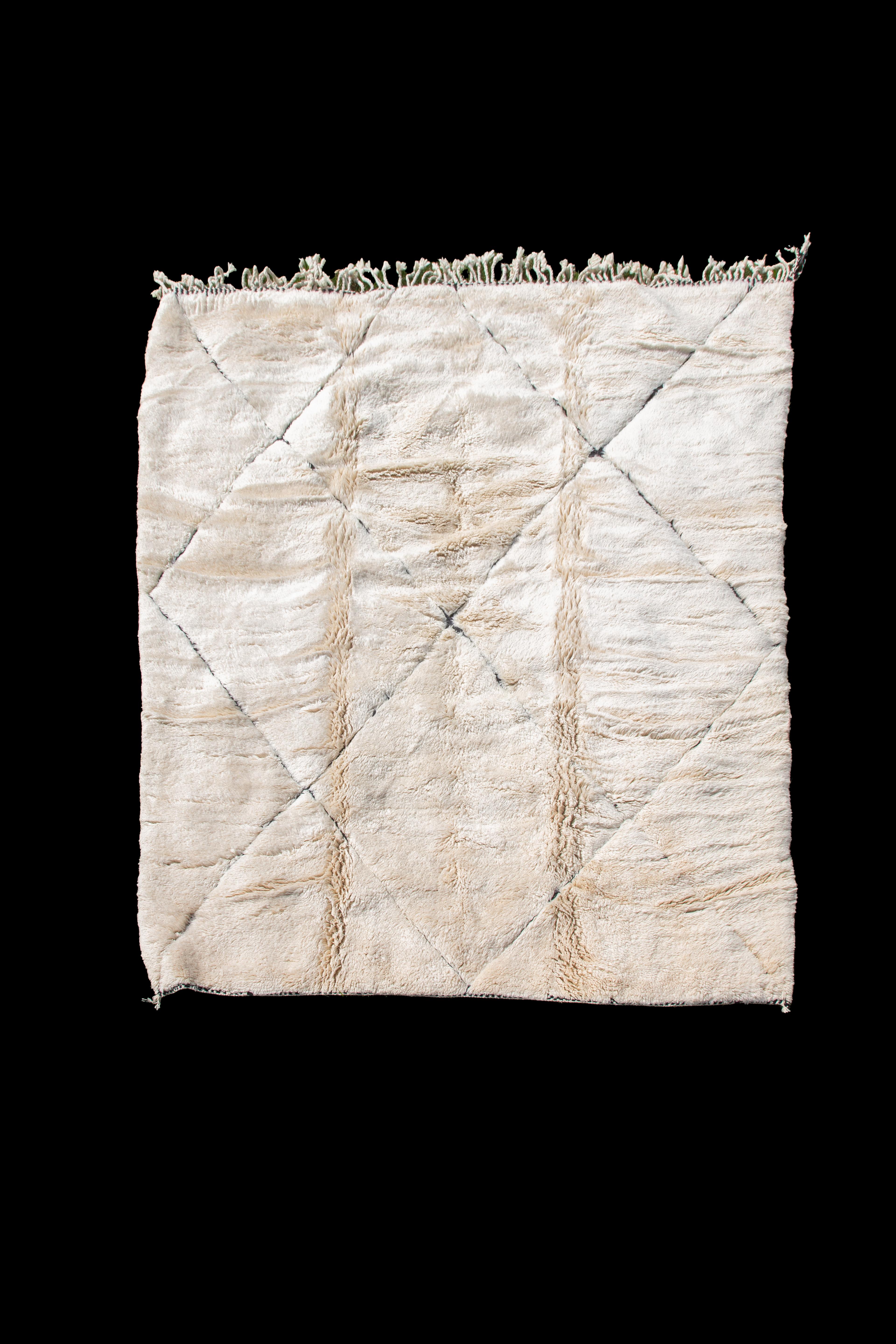 Tappeto in lana con motivo Criss Cross a rombi neri, realizzato a mano, un vero capolavoro proveniente dalle montagne dell'Atlante in Marocco. Realizzato meticolosamente, questo tappeto è caratterizzato da accattivanti tonalità crema e da