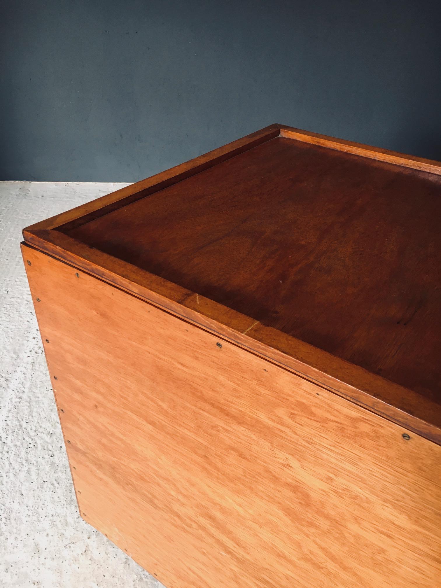 Hand Crafted Cubical Design Storage Box Side Table, Belgium 1950's For Sale 7