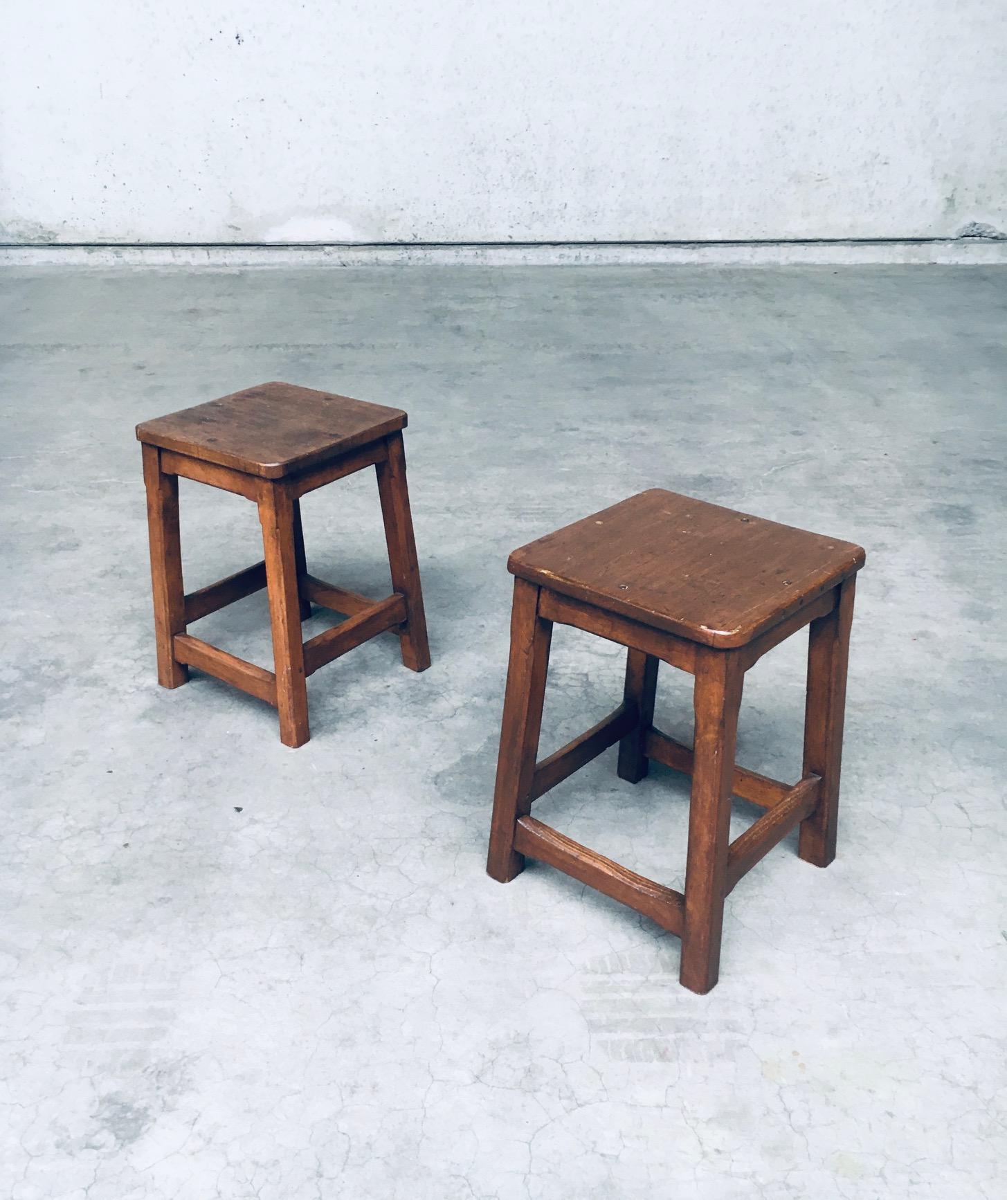 Ensemble de tabourets en bois massif de conception artisanale, Belgique, années 1940 en vente 3