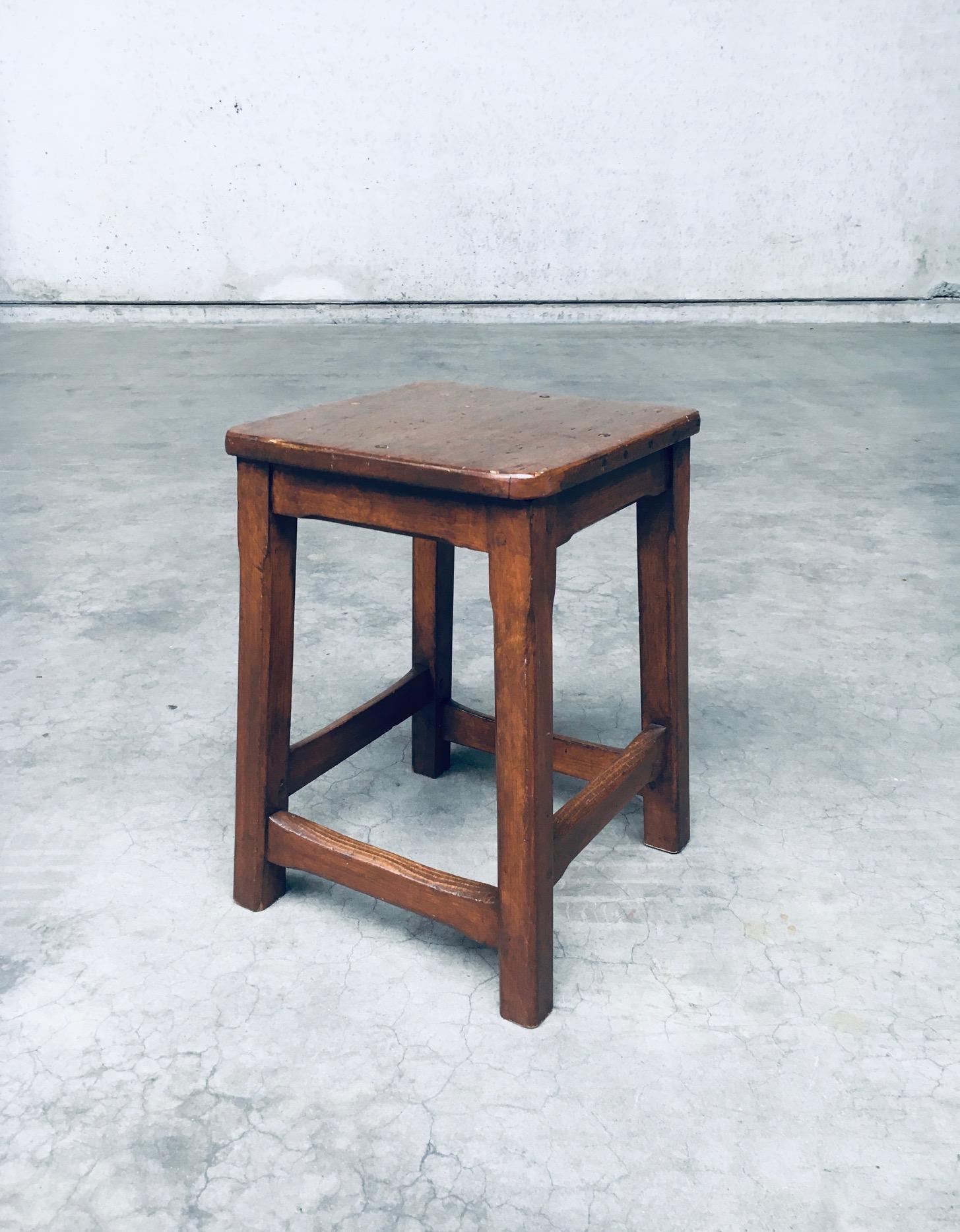 Ensemble de tabourets en bois massif de conception artisanale, Belgique, années 1940 en vente 4