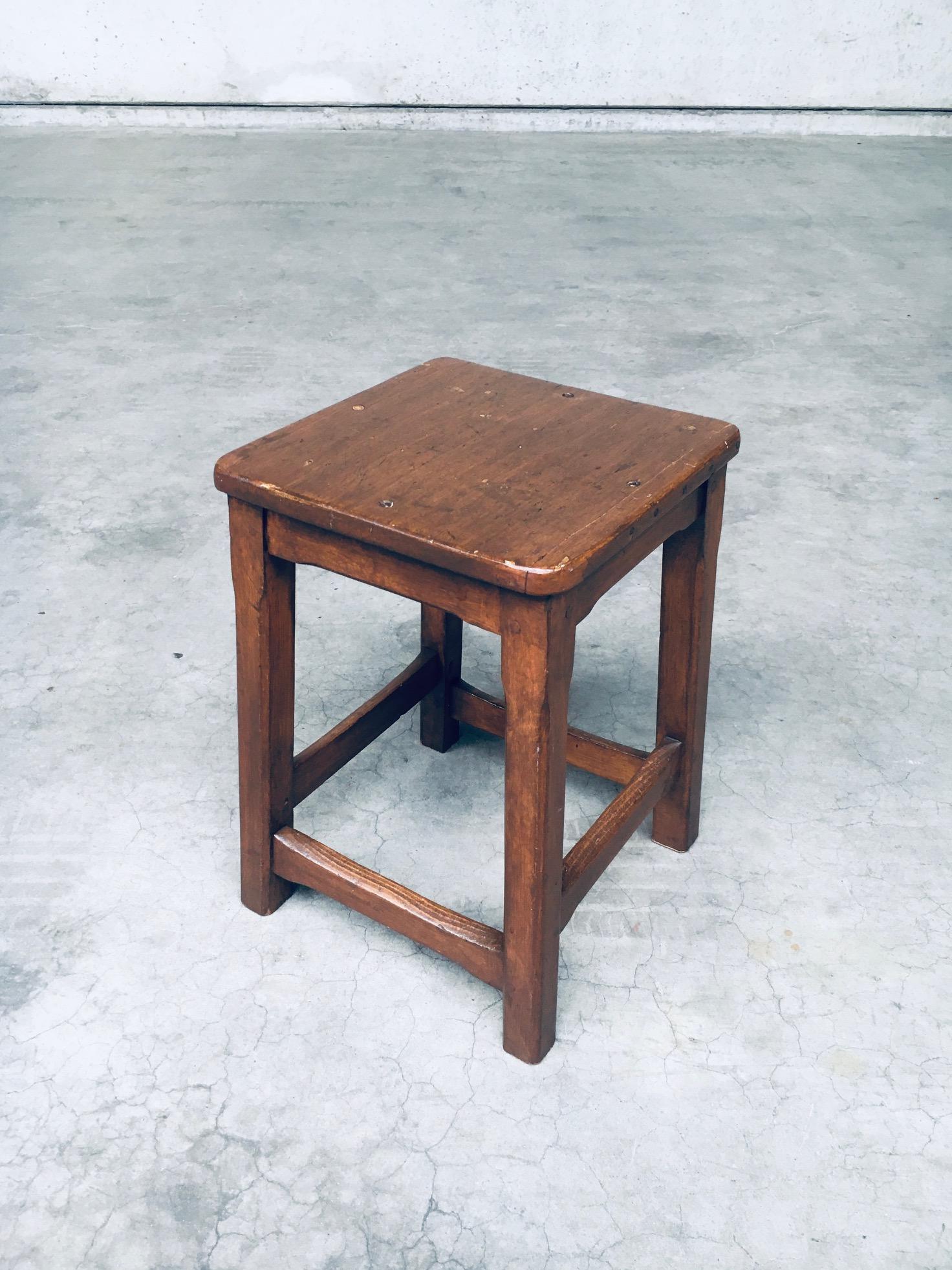 Ensemble de tabourets en bois massif de conception artisanale, Belgique, années 1940 en vente 5
