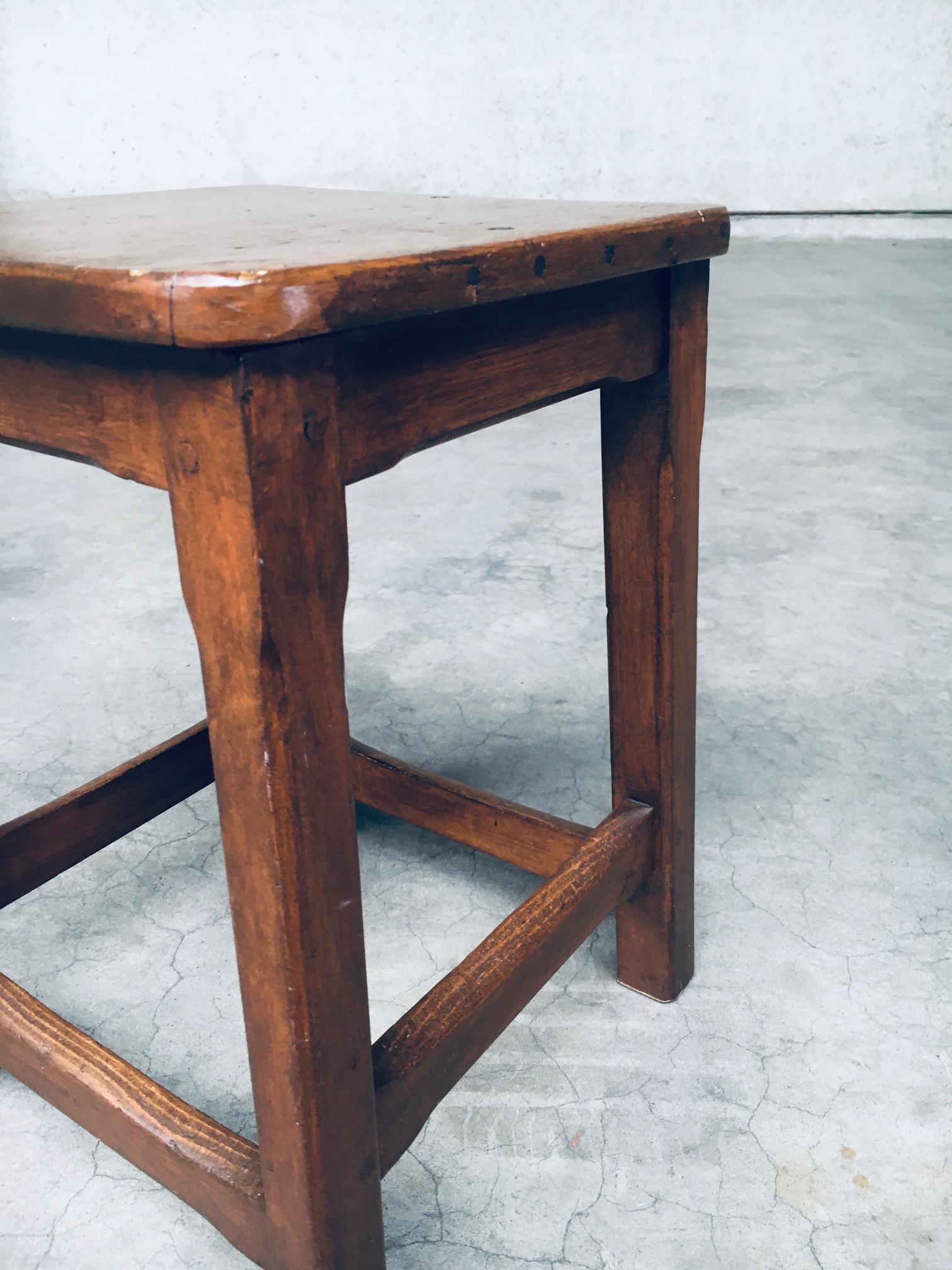 Ensemble de tabourets en bois massif de conception artisanale, Belgique, années 1940 en vente 7
