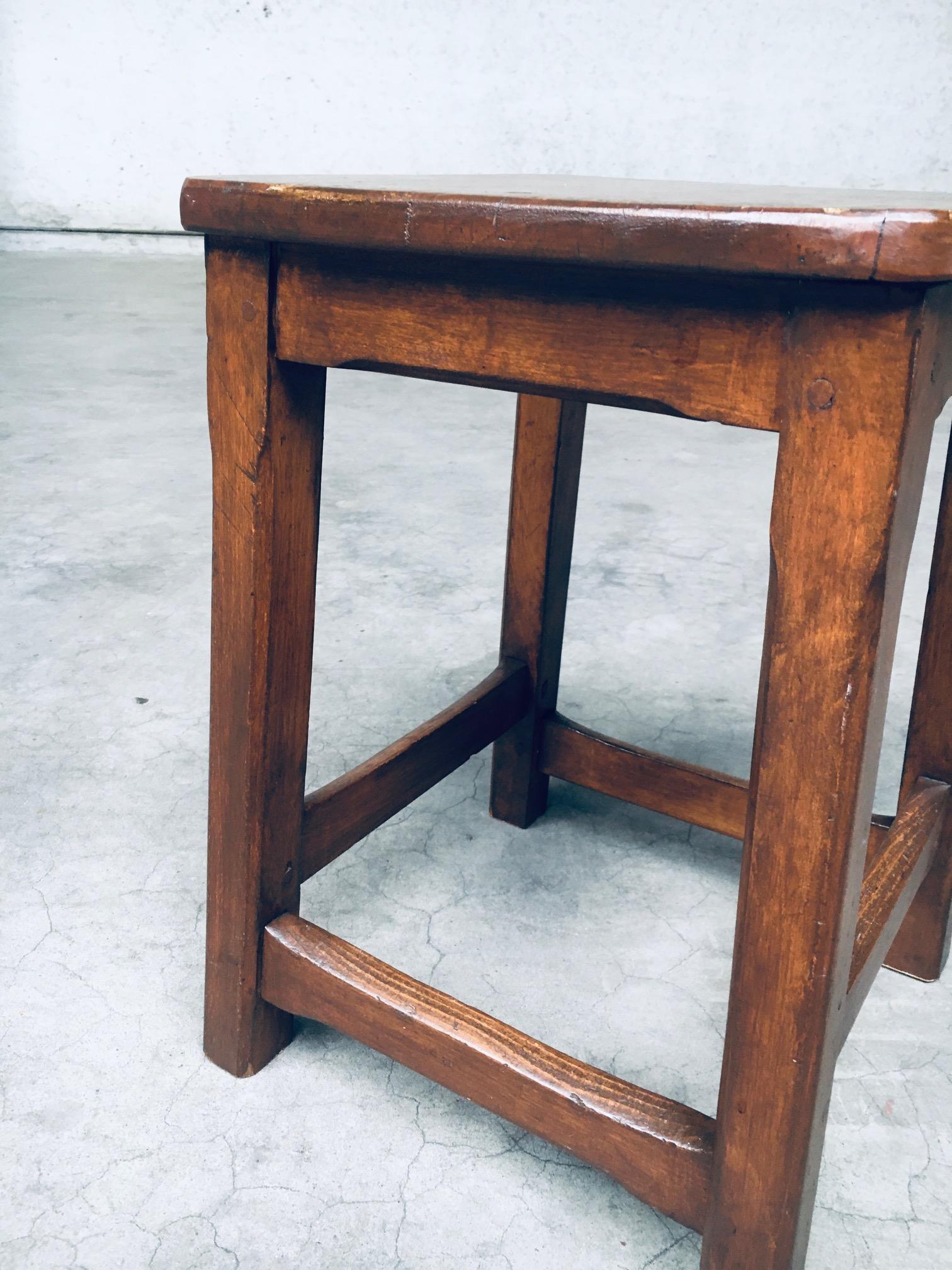 Ensemble de tabourets en bois massif de conception artisanale, Belgique, années 1940 en vente 8