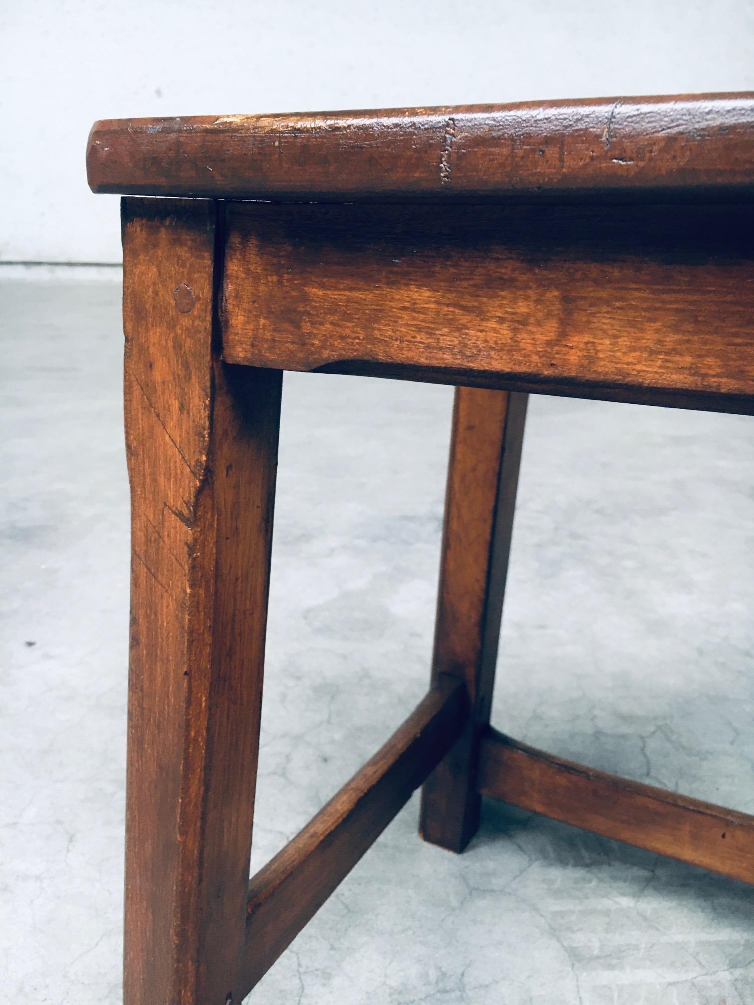 Ensemble de tabourets en bois massif de conception artisanale, Belgique, années 1940 en vente 10
