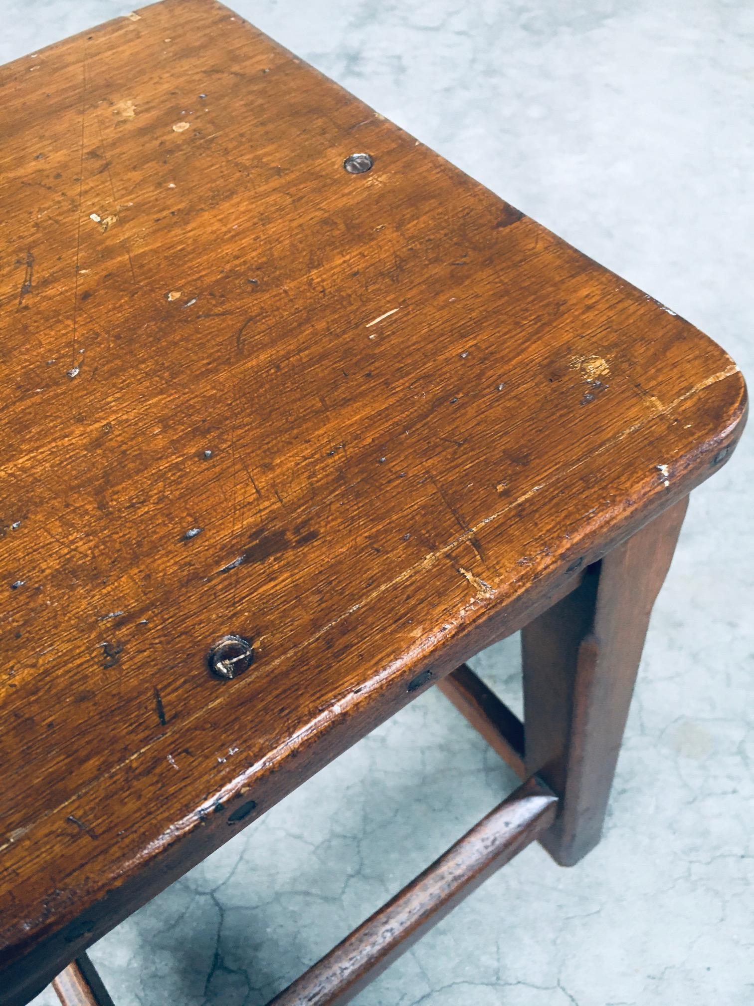 Ensemble de tabourets en bois massif de conception artisanale, Belgique, années 1940 en vente 11