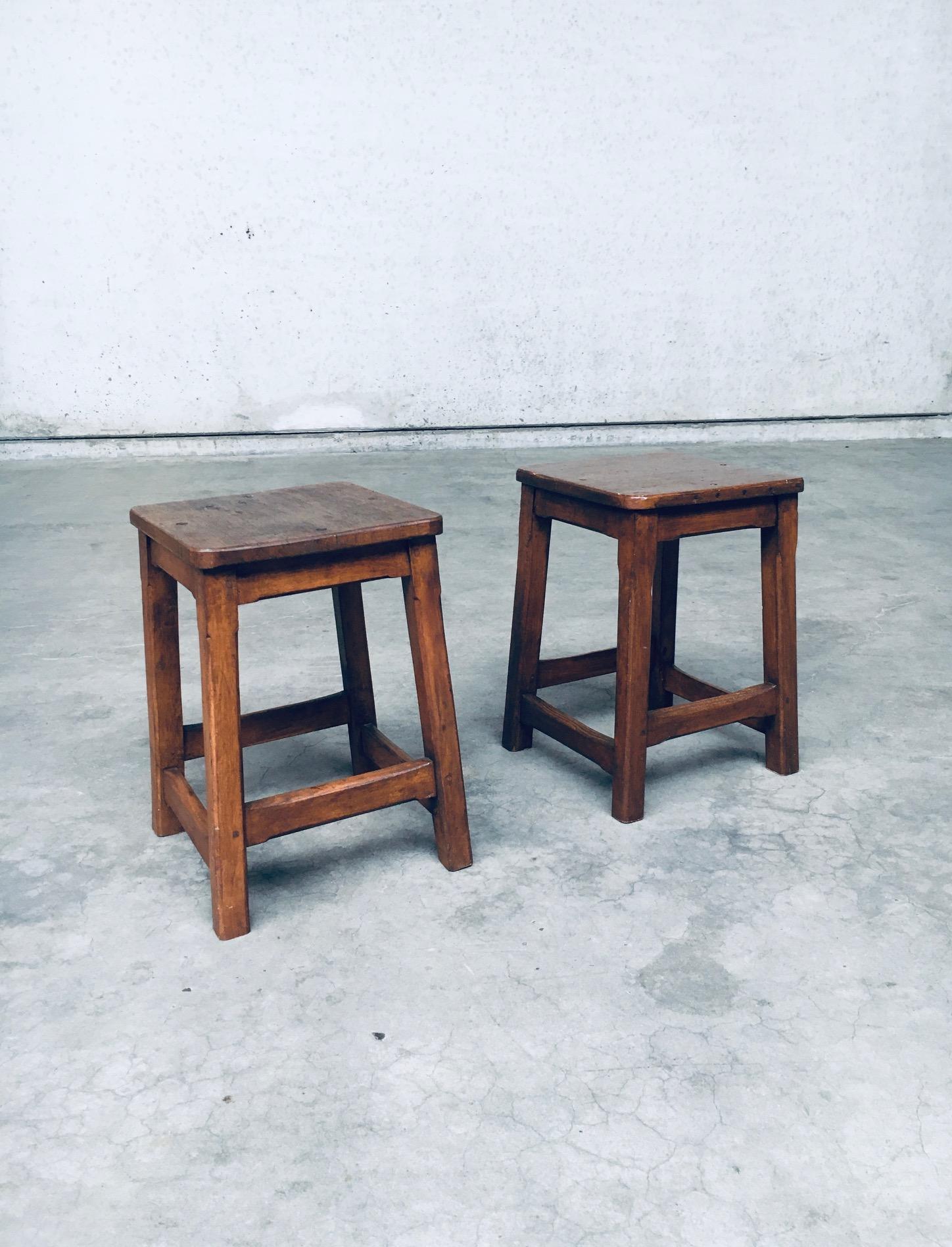 Vintage Hand Crafted Folk Art Design Solid Wood Stool set. Fabriqué en Belgique, période des années 1940. Tabourets carrés en bois massif de hêtre ou de bouleau. Tabourets bas solides et robustes. Les deux sont en très bon état, entièrement