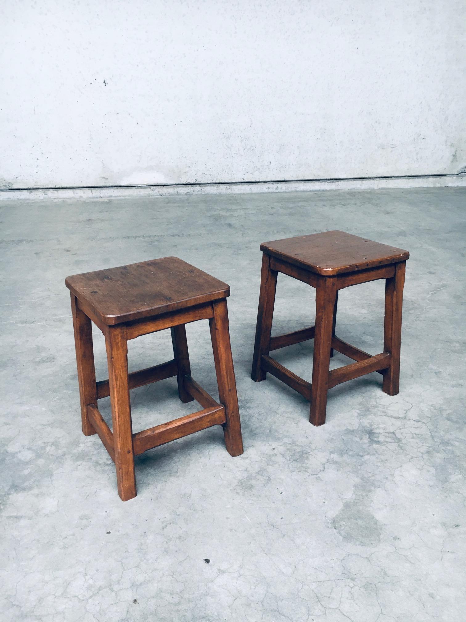 Artisanat Ensemble de tabourets en bois massif de conception artisanale, Belgique, années 1940 en vente