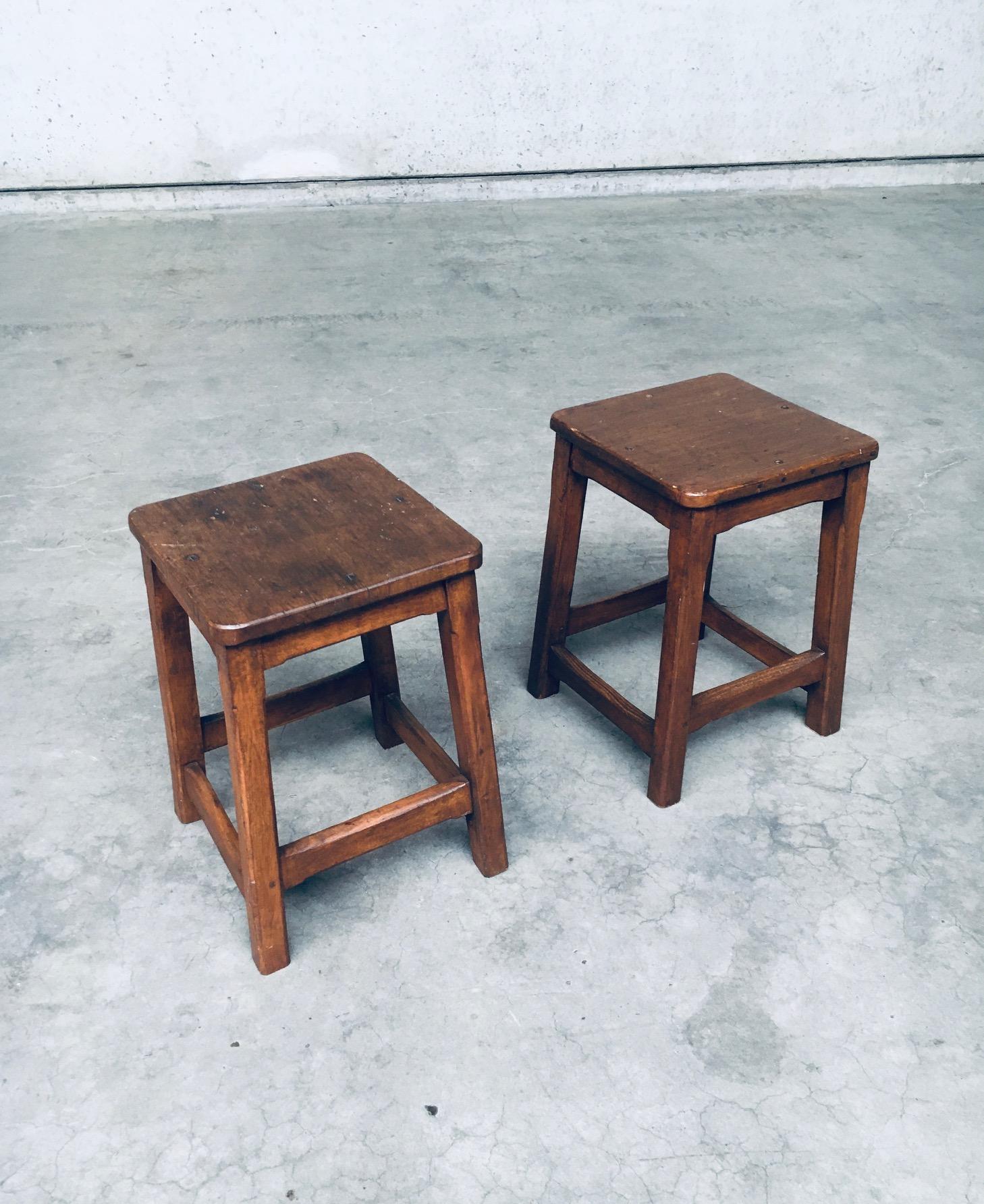 Belge Ensemble de tabourets en bois massif de conception artisanale, Belgique, années 1940 en vente
