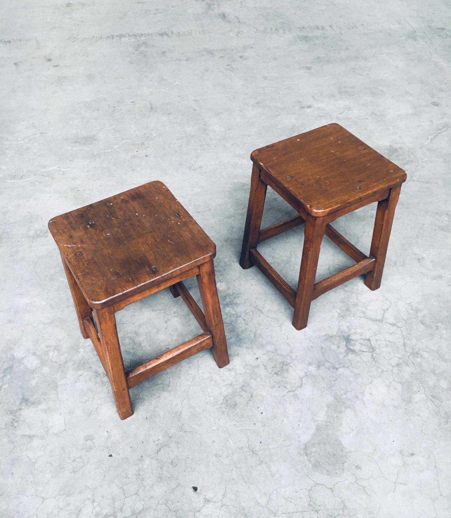 Ensemble de tabourets en bois massif de conception artisanale, Belgique, années 1940 Bon état - En vente à Oud-Turnhout, VAN