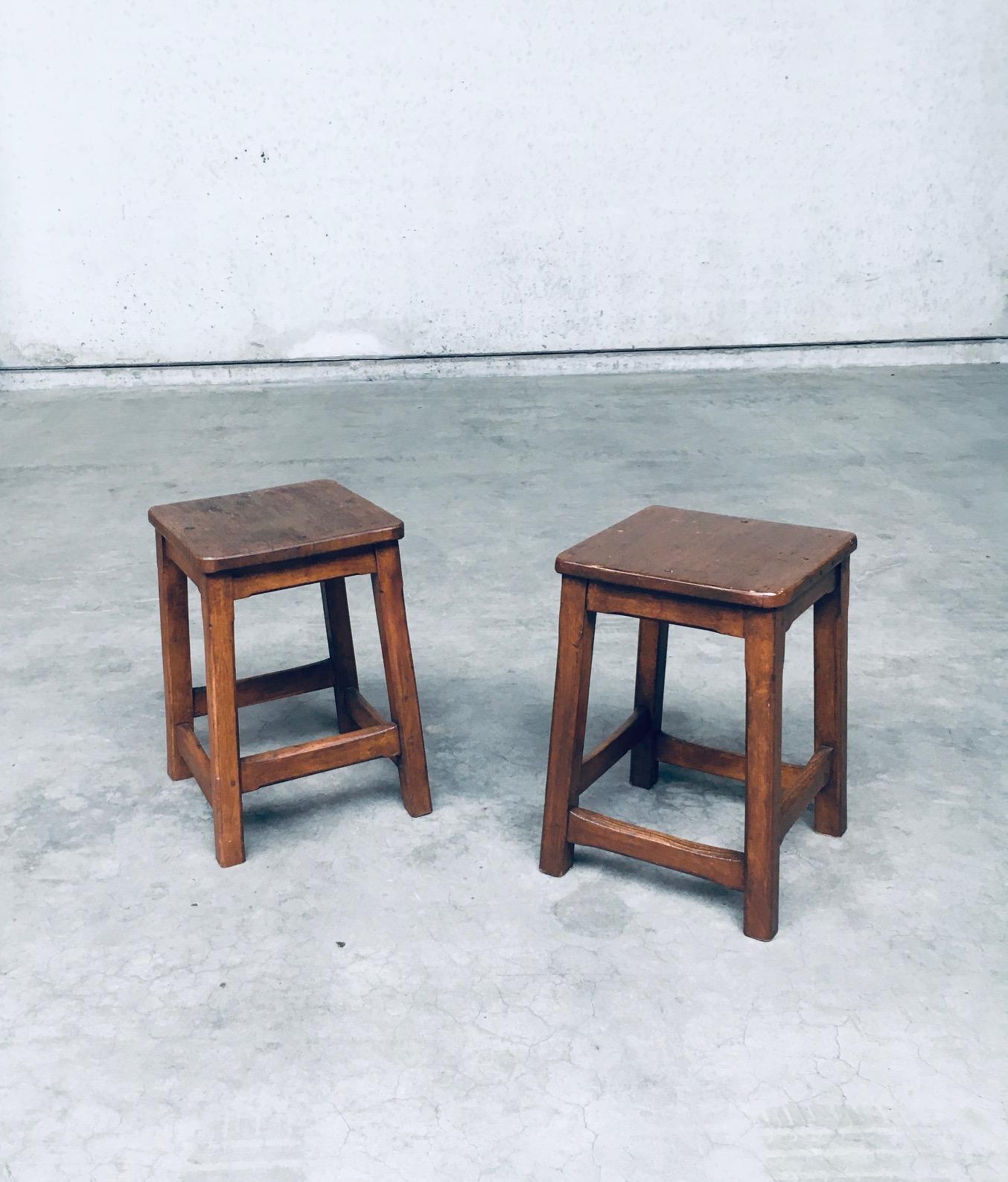 Milieu du XXe siècle Ensemble de tabourets en bois massif de conception artisanale, Belgique, années 1940 en vente