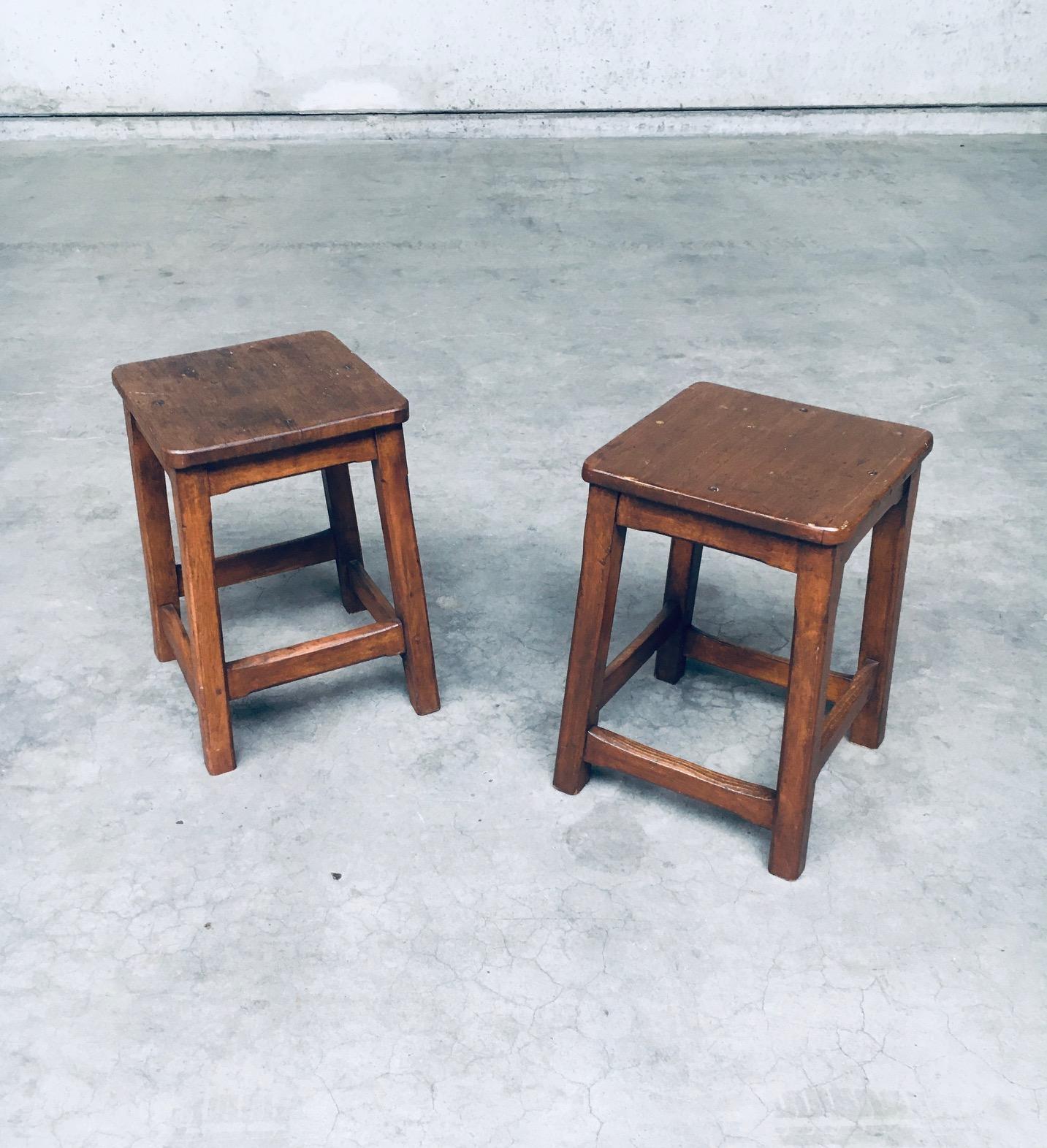 Hêtre Ensemble de tabourets en bois massif de conception artisanale, Belgique, années 1940 en vente