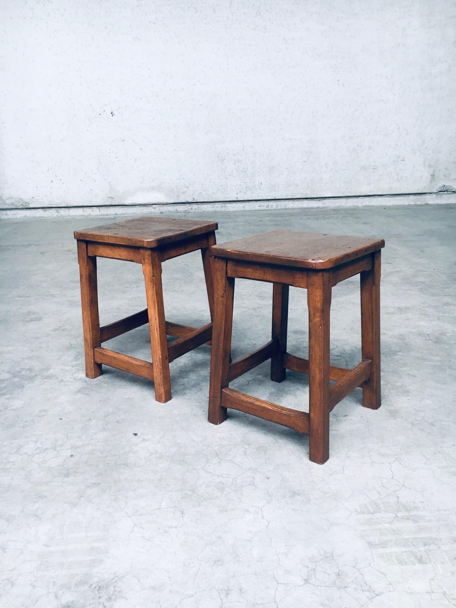 Ensemble de tabourets en bois massif de conception artisanale, Belgique, années 1940 en vente 1