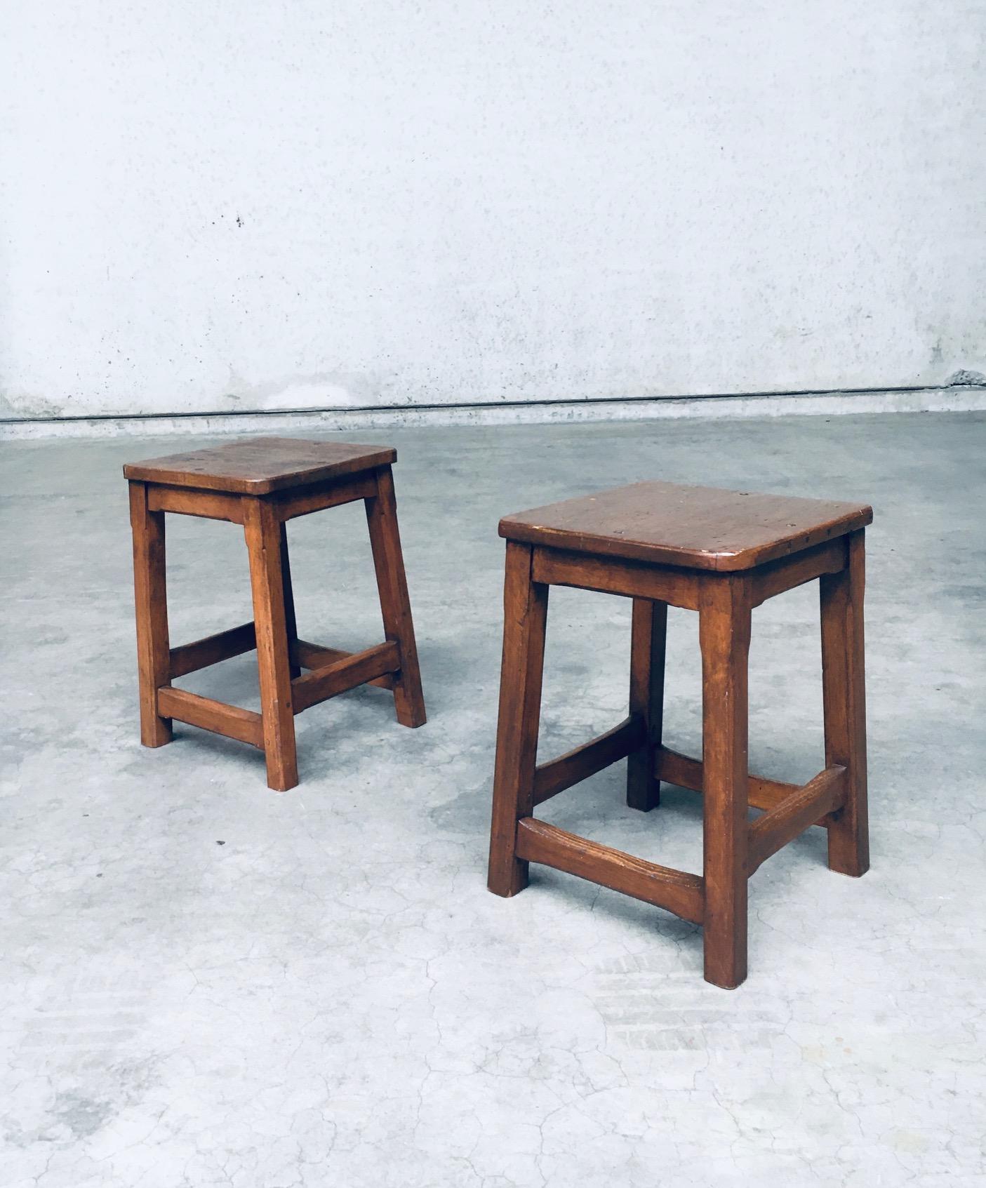 Ensemble de tabourets en bois massif de conception artisanale, Belgique, années 1940 en vente 2