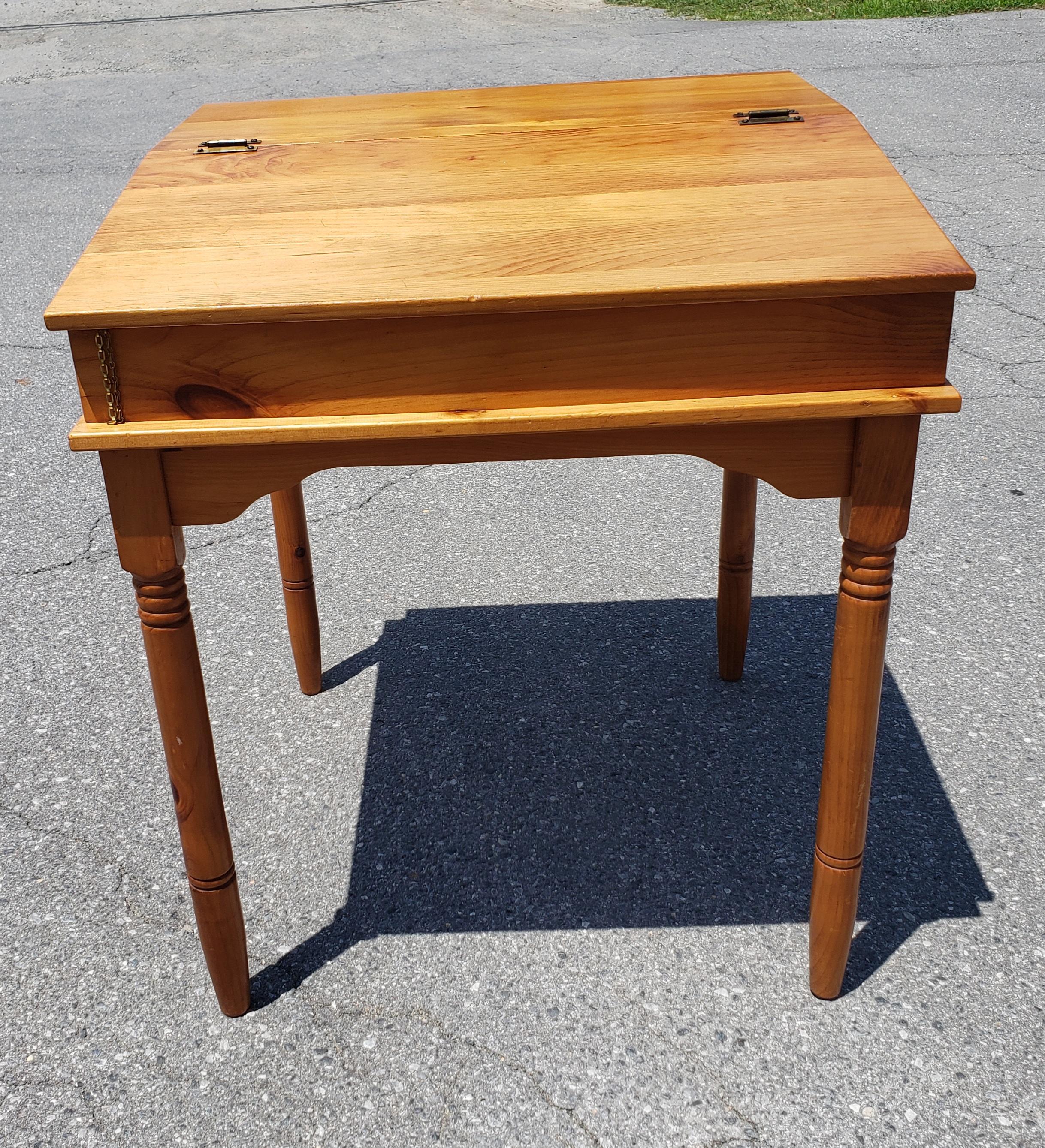 Ein wunderschön handgefertigter Schreibtisch aus massivem Kiefernholz im frühen amerikanischen Stil in gutem Vintage-Zustand.   Misst 28