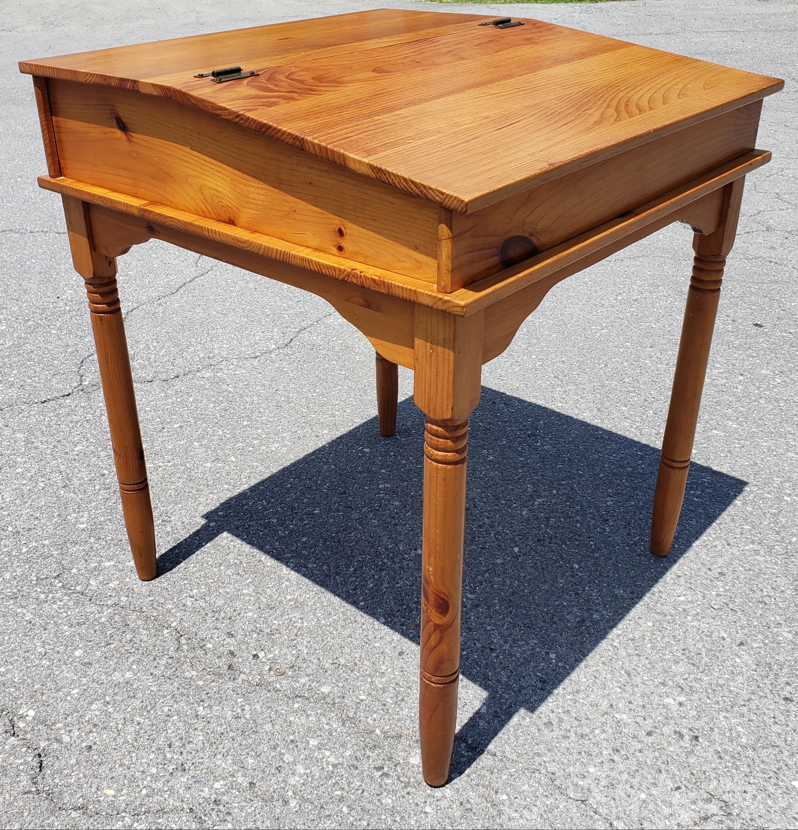 Handgefertigter Schreibtisch im frühen amerikanischen Stil aus massivem Kiefernholz mit schräger Front  (Holzarbeit) im Angebot