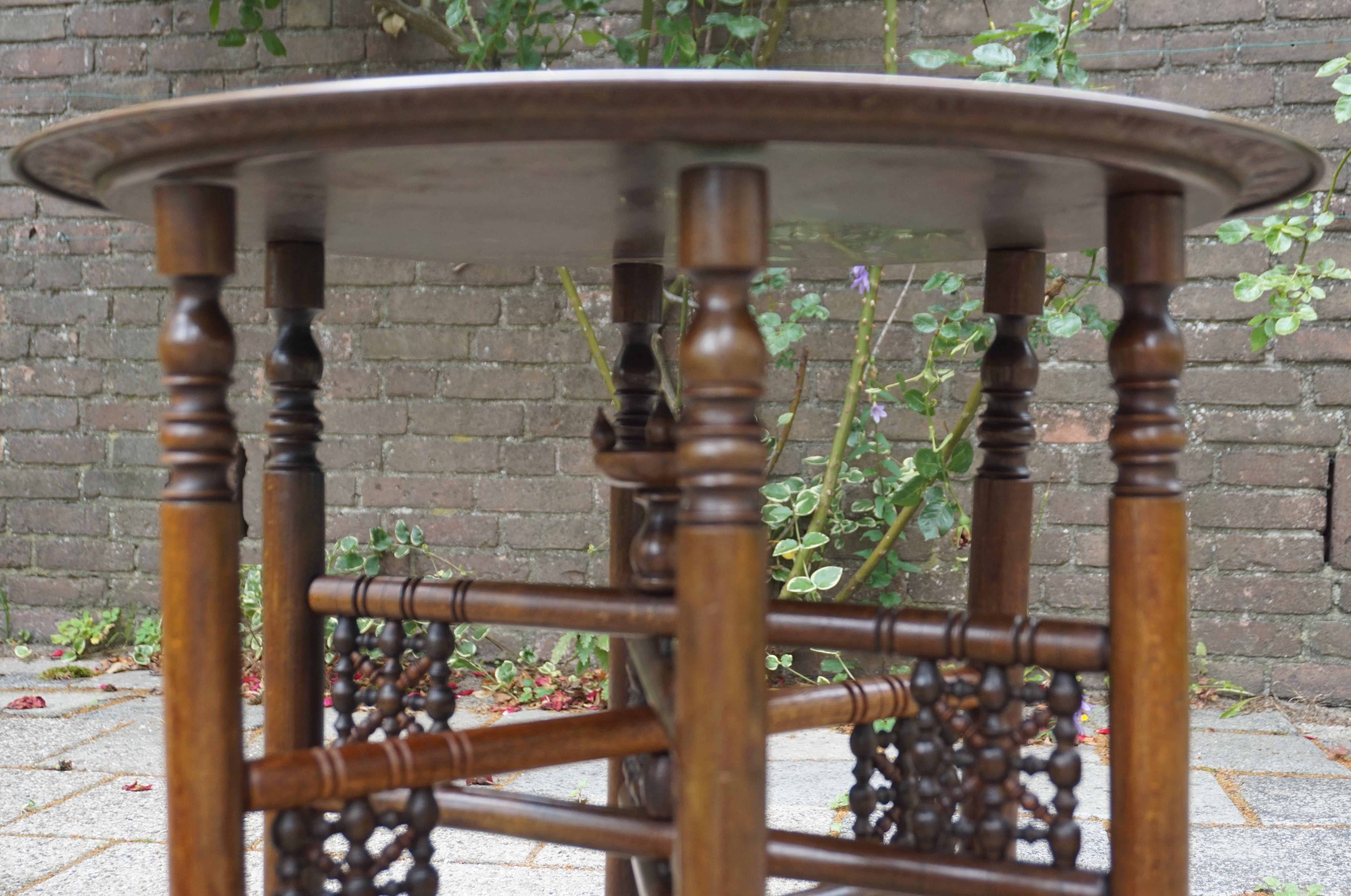 Handgefertigter Tisch im ägyptischen Revival-Stil aus Messingtablett mit islamischem Design und Holzsockel im Angebot 11