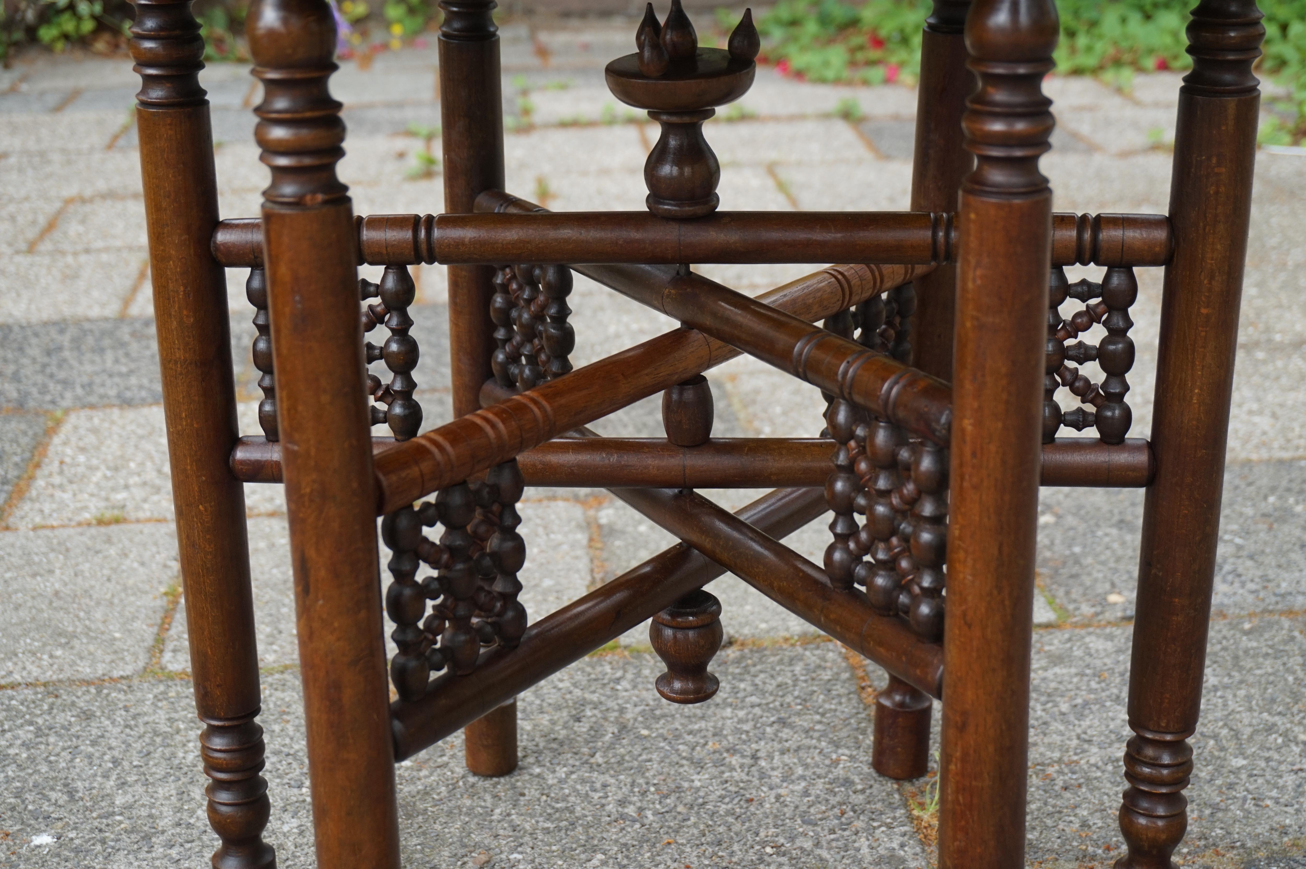 Handgefertigter Tisch im ägyptischen Revival-Stil aus Messingtablett mit islamischem Design und Holzsockel im Angebot 12