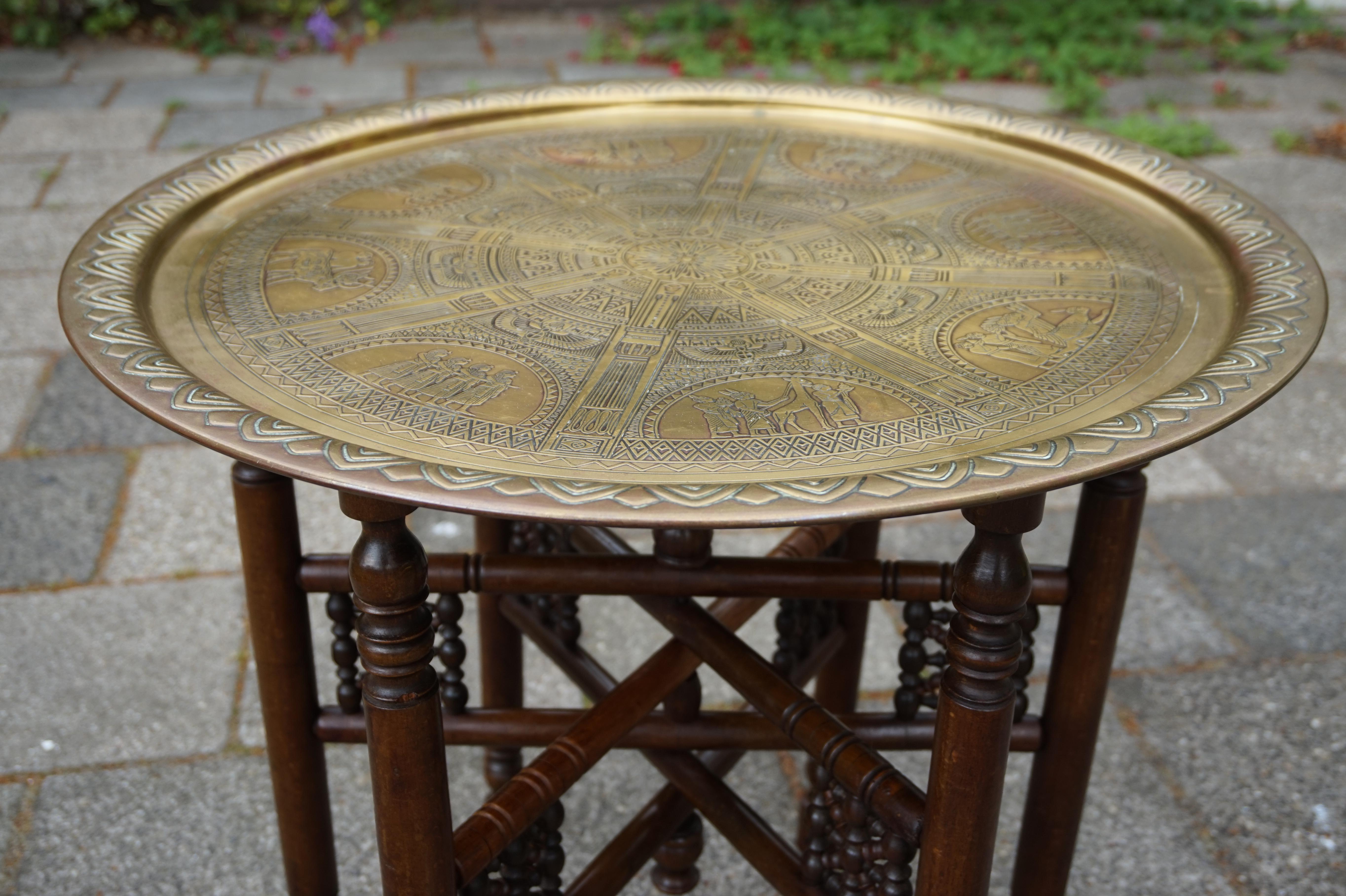 Stilvoller und aussagekräftiger ägyptischer Tabletttisch aus dem frühen 20.

Wenn Sie Ihr Haus, einen Raum oder ein Geschäft mit einem ägyptischen Thema dekorieren, dann könnte dieser faltbare Tabletttisch perfekt sein. Dieser handgefertigte Tisch