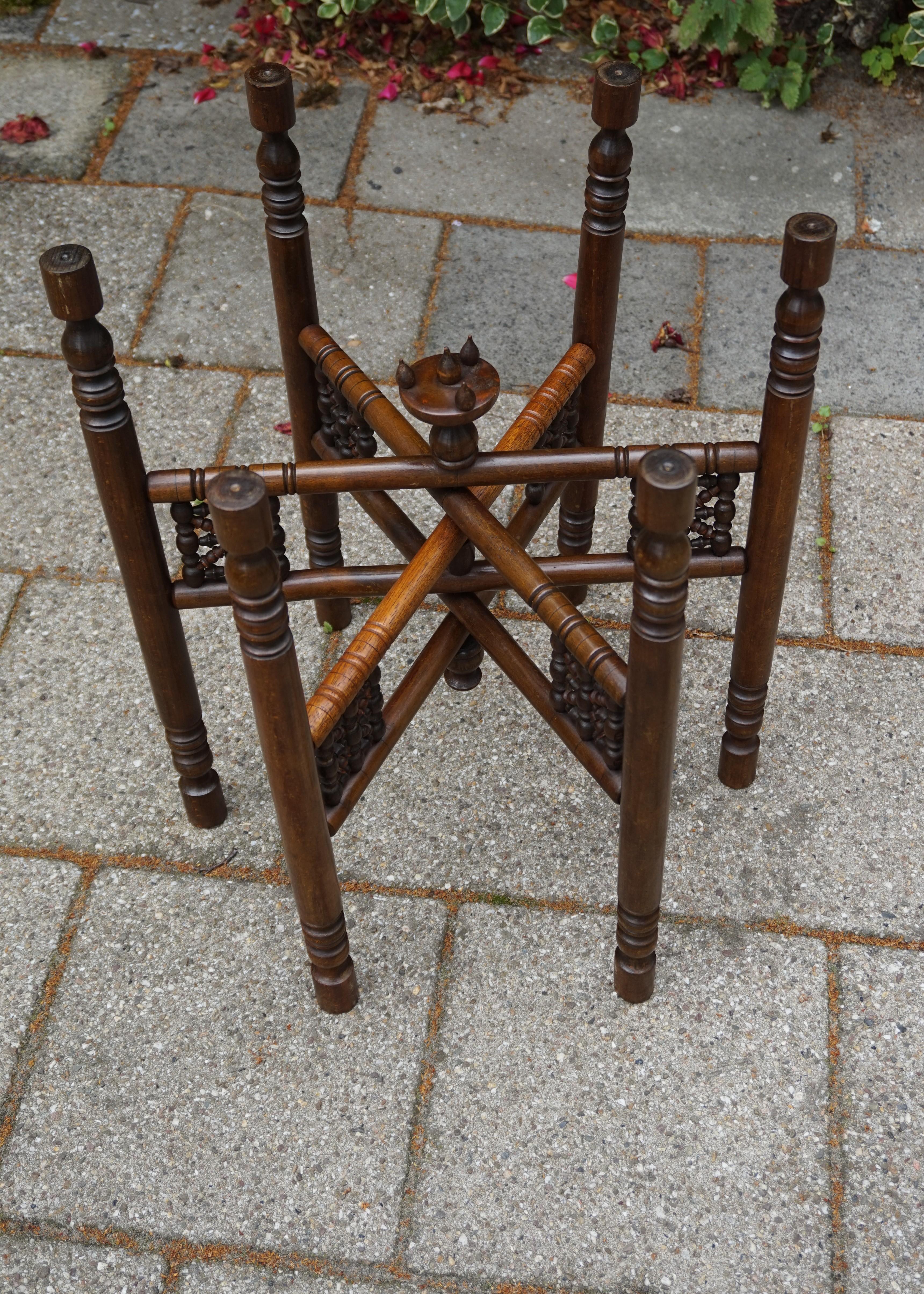 Handgefertigter Tisch im ägyptischen Revival-Stil aus Messingtablett mit islamischem Design und Holzsockel (Neuägyptisch) im Angebot