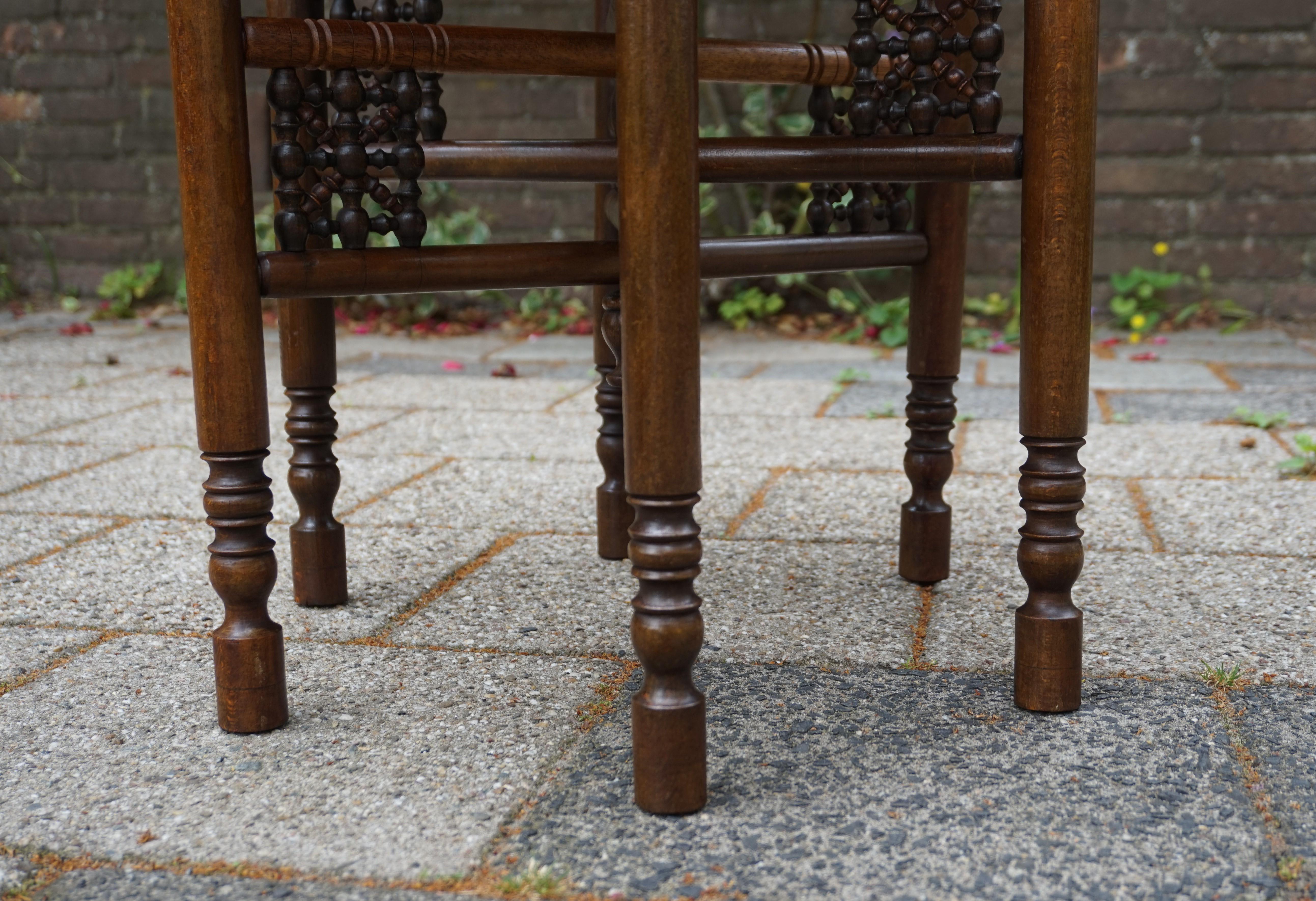 Handgefertigter Tisch im ägyptischen Revival-Stil aus Messingtablett mit islamischem Design und Holzsockel (Europäisch) im Angebot
