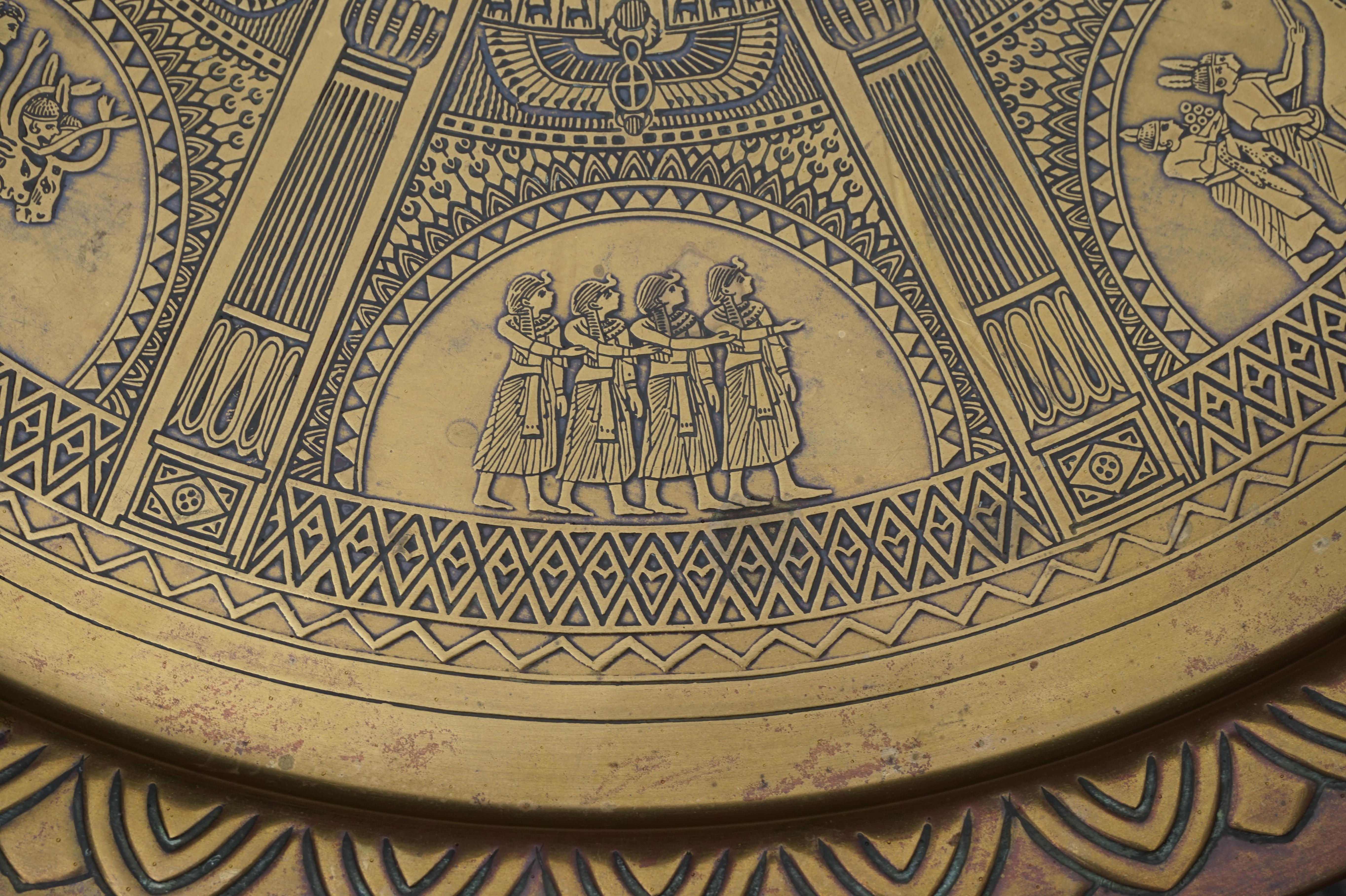 Handgefertigter Tisch im ägyptischen Revival-Stil aus Messingtablett mit islamischem Design und Holzsockel im Zustand „Gut“ im Angebot in Lisse, NL