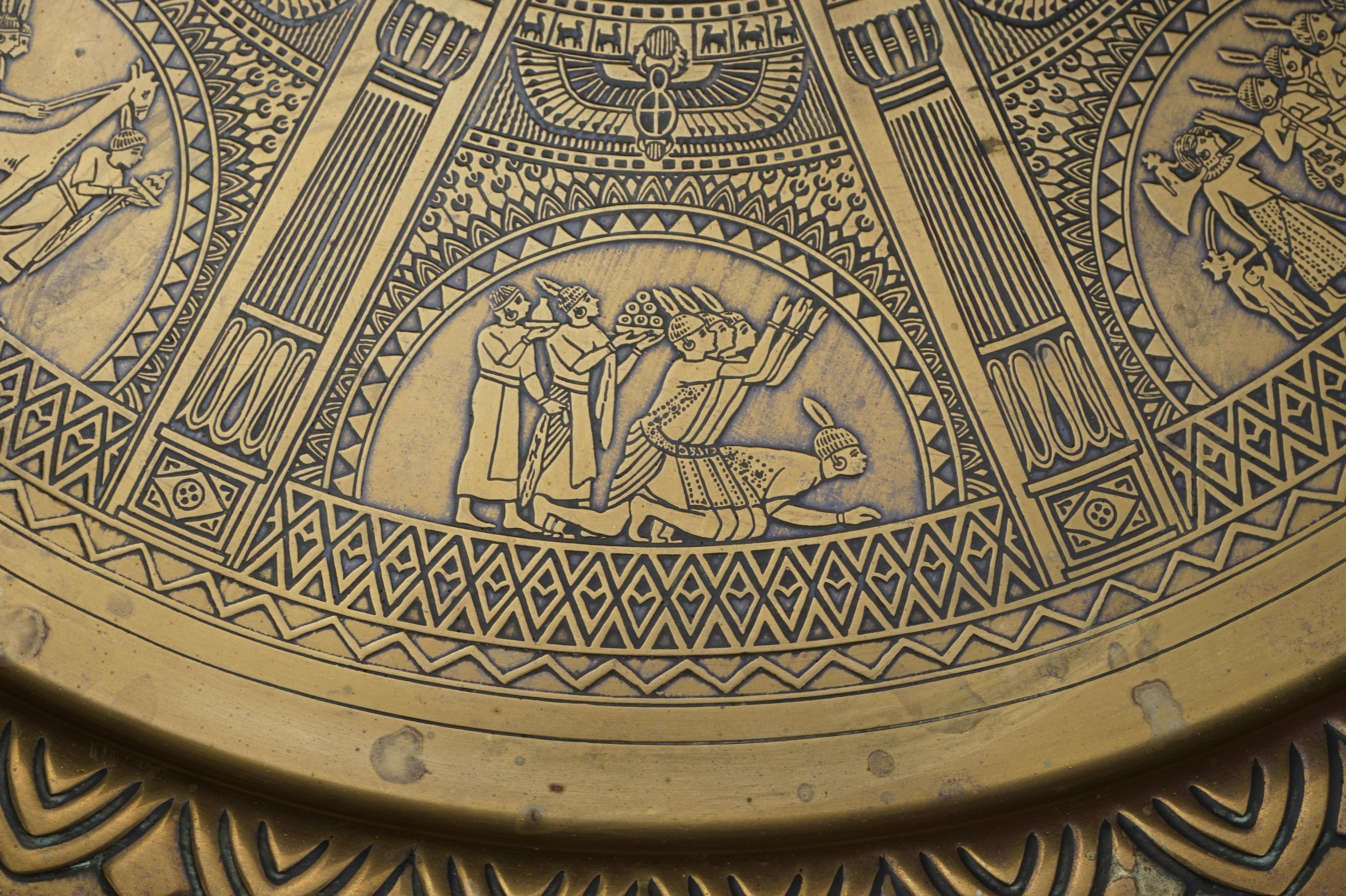 Handgefertigter Tisch im ägyptischen Revival-Stil aus Messingtablett mit islamischem Design und Holzsockel im Angebot 1