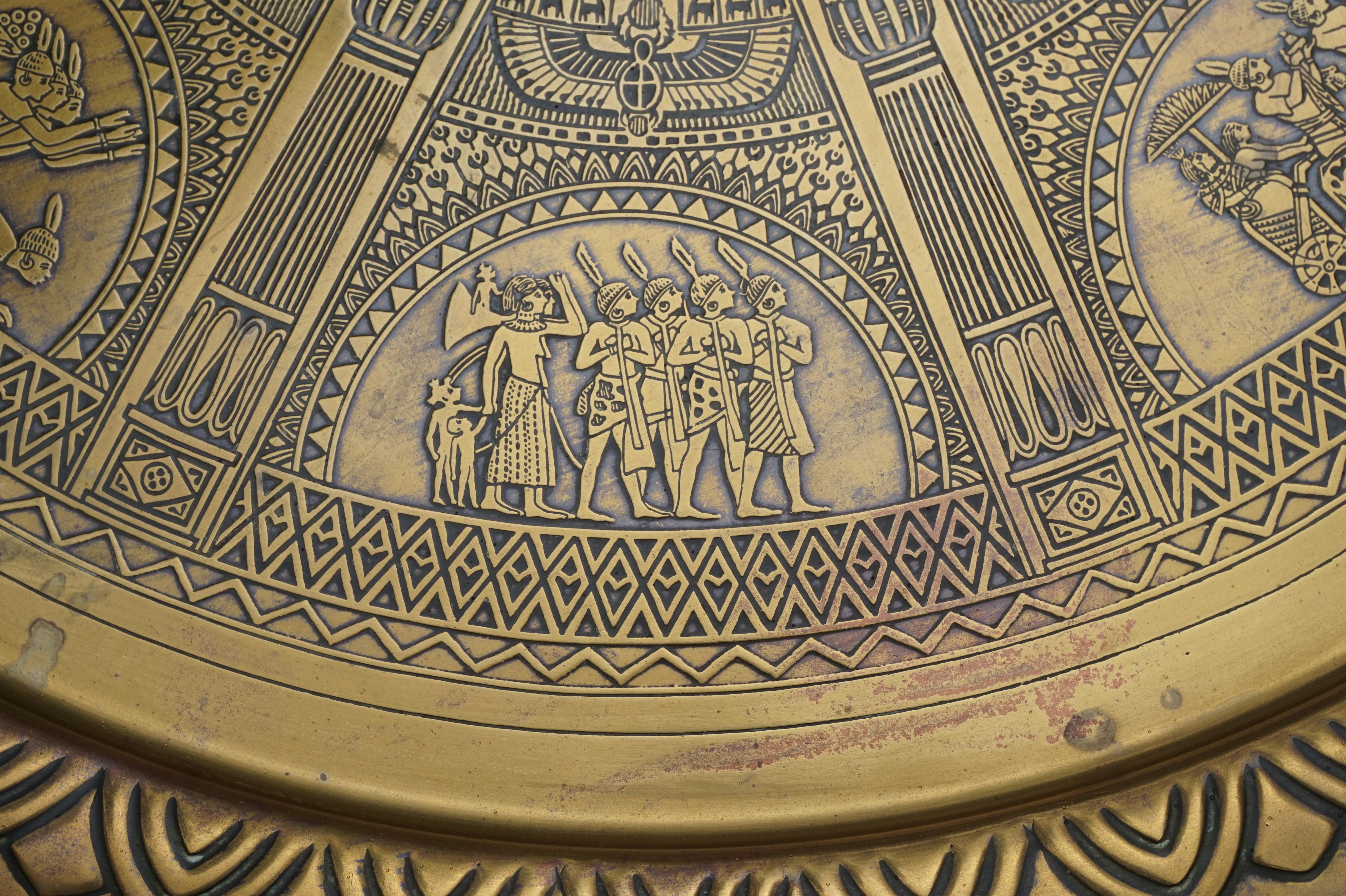 Handgefertigter Tisch im ägyptischen Revival-Stil aus Messingtablett mit islamischem Design und Holzsockel im Angebot 2