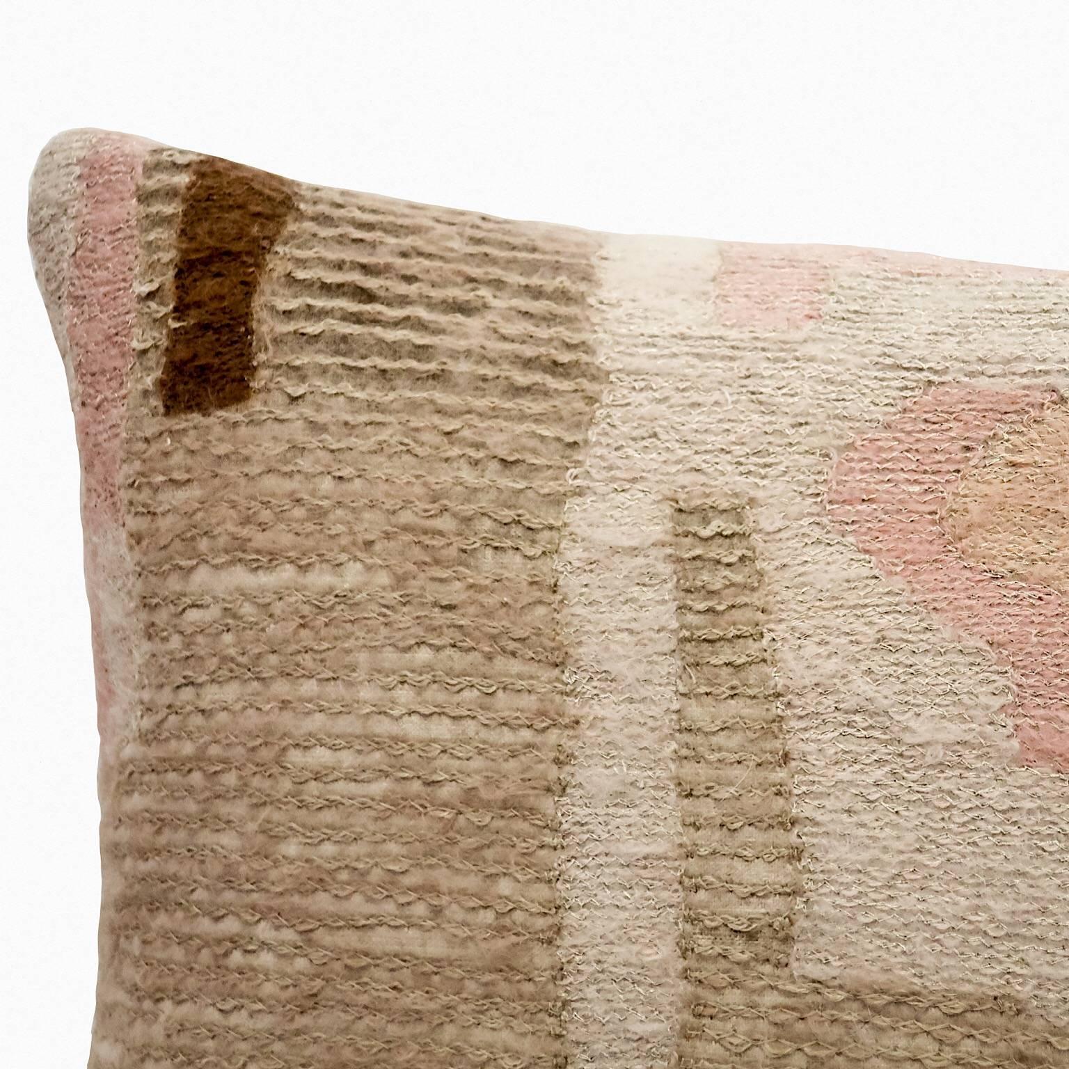 Handcrafted pillow embroidered in dusty pink mohair wool yarn on dusty pink satin.
Abstract design with rose, blush, beige and cocoa colour details.
Highlight of pale gold metallic yarn
Also available in petrol blue.