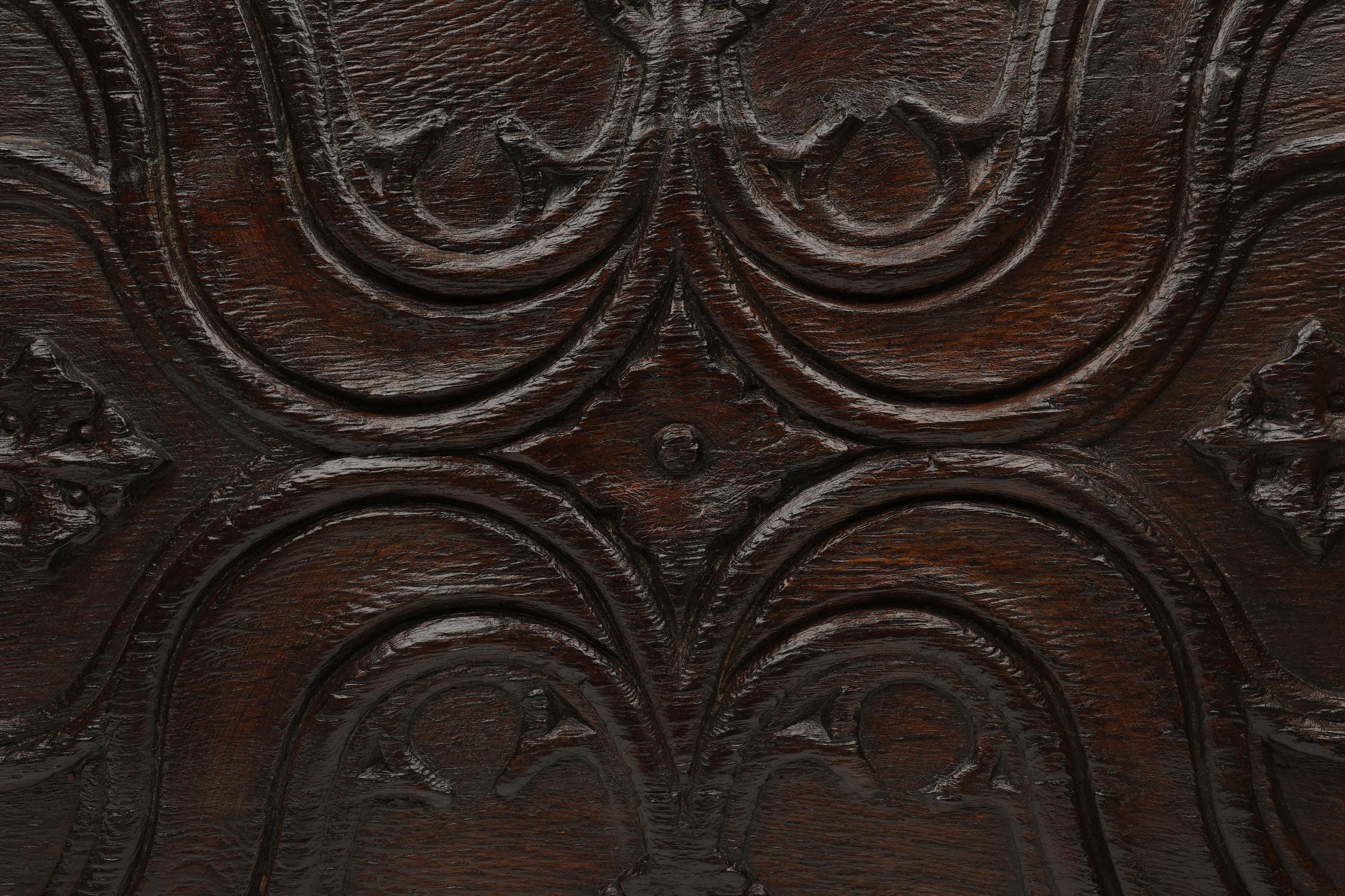 Panel gótico artesanal del siglo XVI en roble, Bélgica Gótico en venta