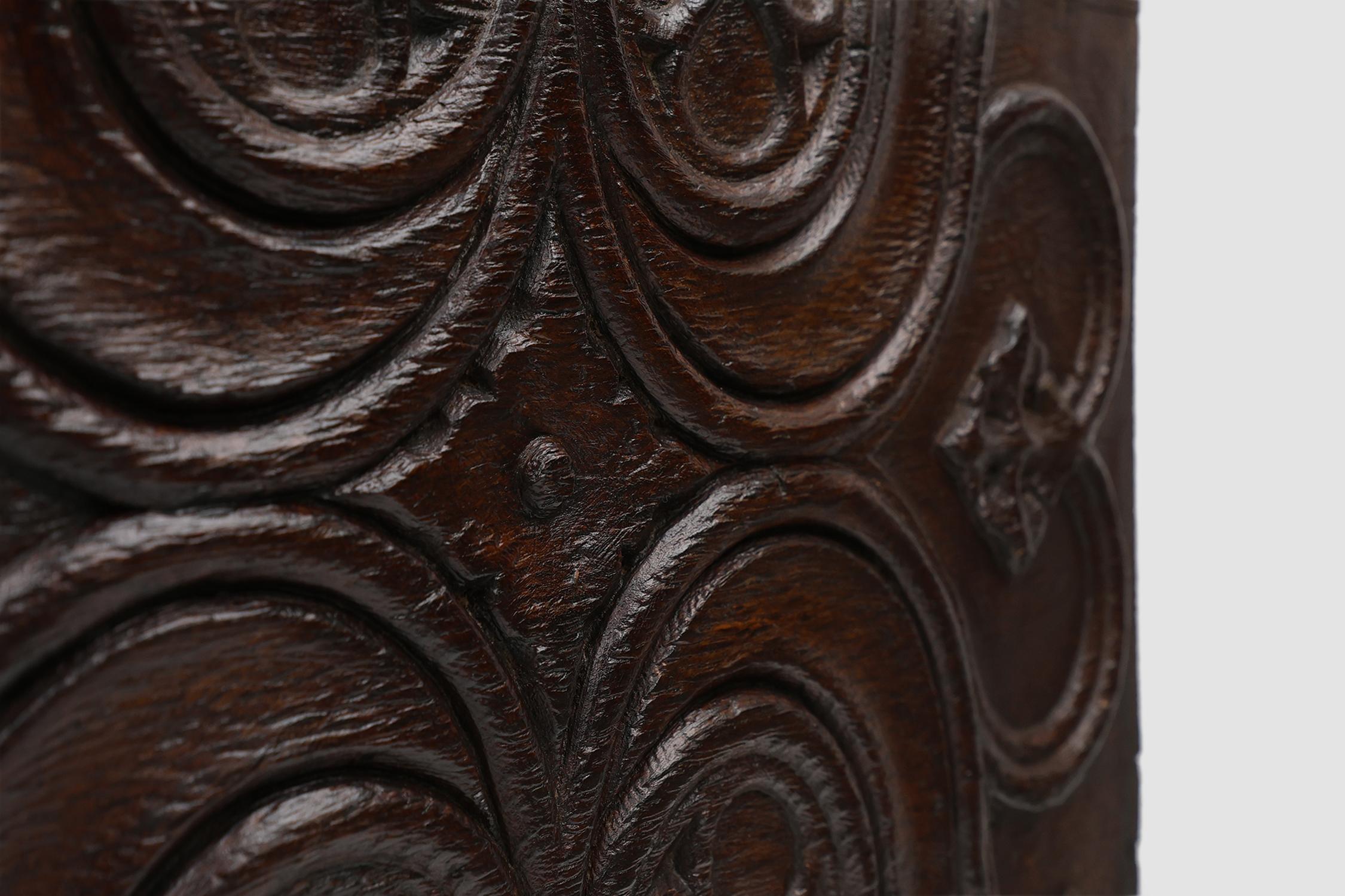 Panel gótico artesanal del siglo XVI en roble, Bélgica siglo XVIII y antes en venta