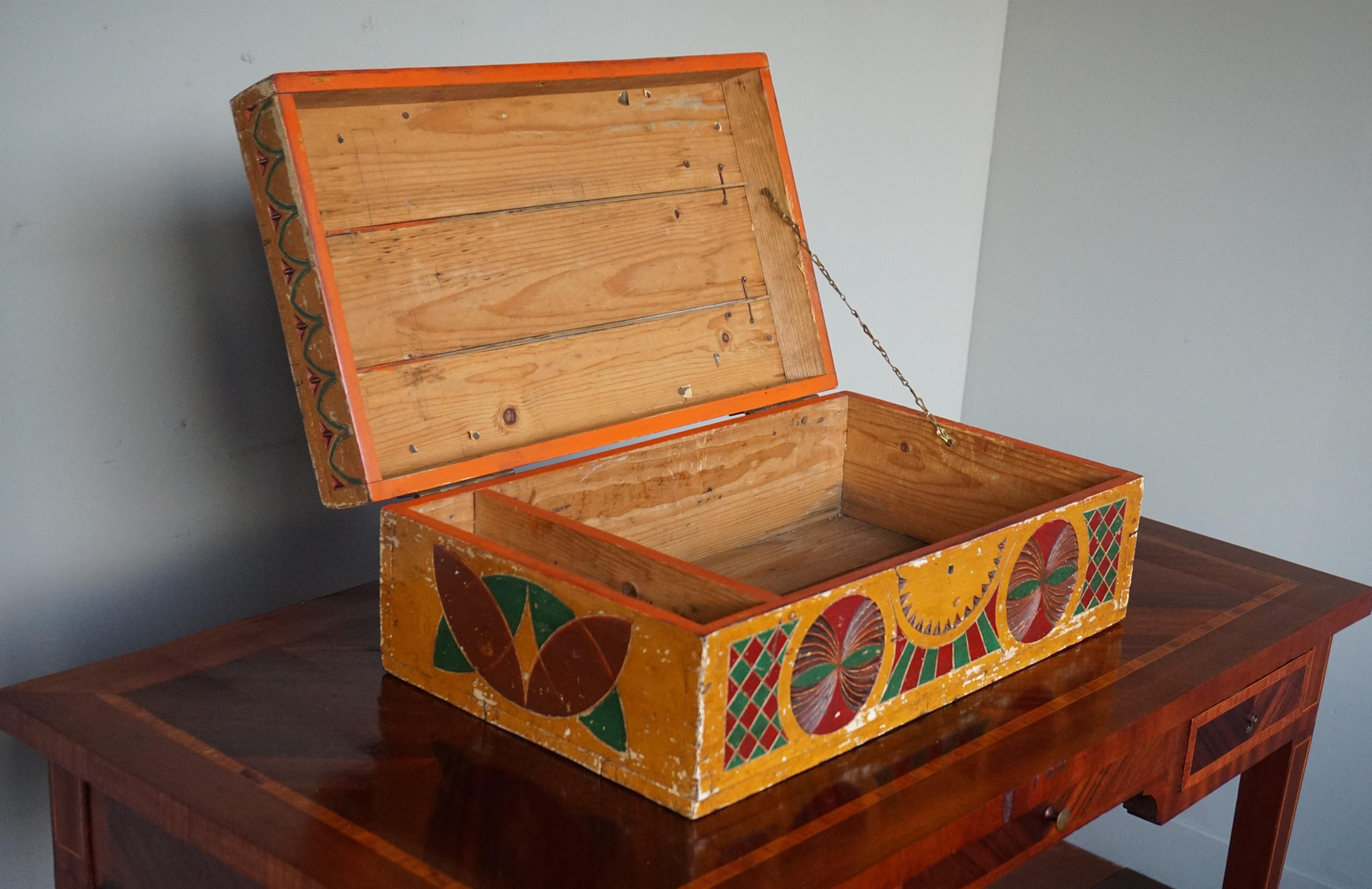 Hand-Crafted, Hand Carved & Hand Painted Arts and Crafts Box w. Stylized Flowers In Good Condition In Lisse, NL