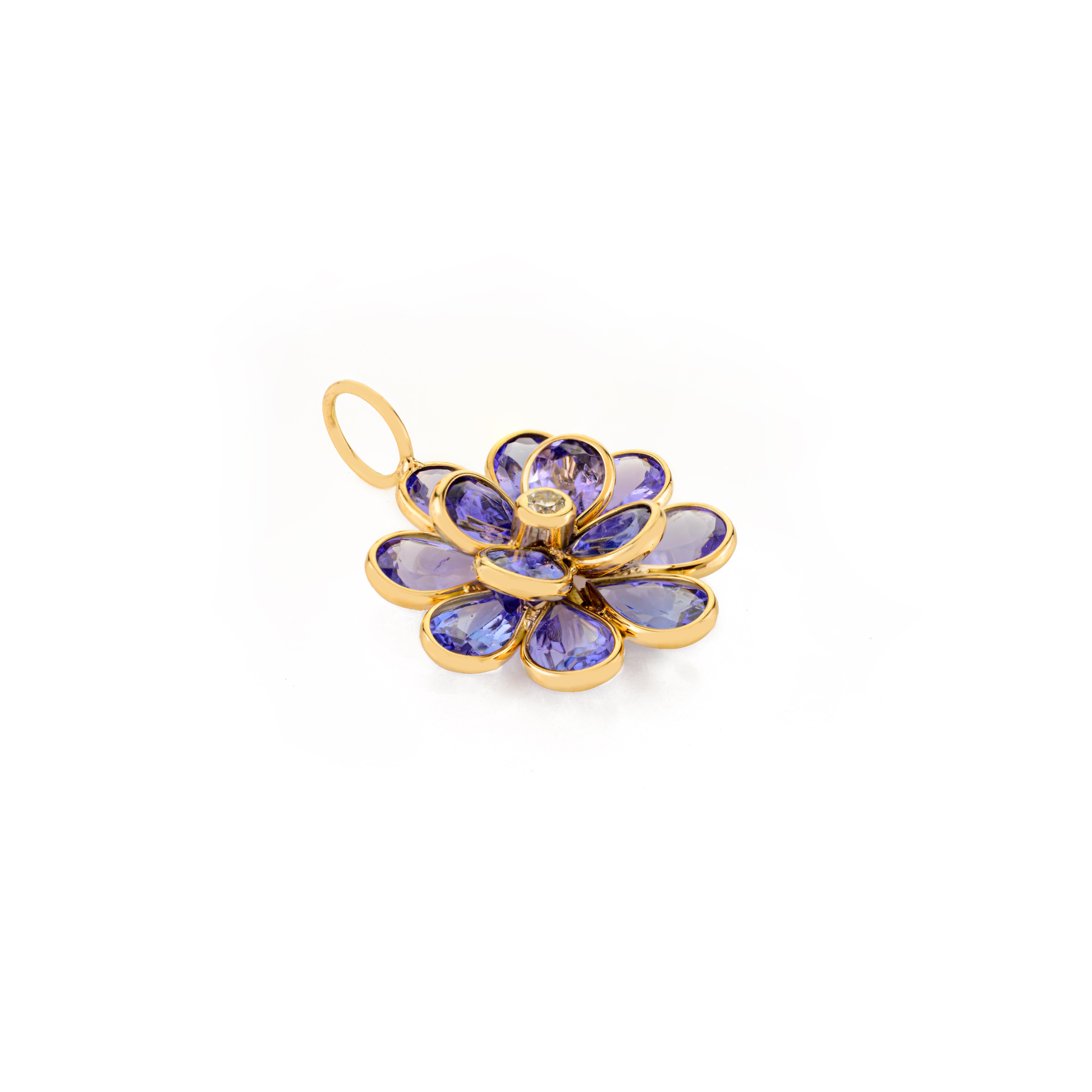 Hand-Crafted in 18k Yellow Gold Natural Tanzanite Floral Motif Charm Pendant (Moderne) im Angebot