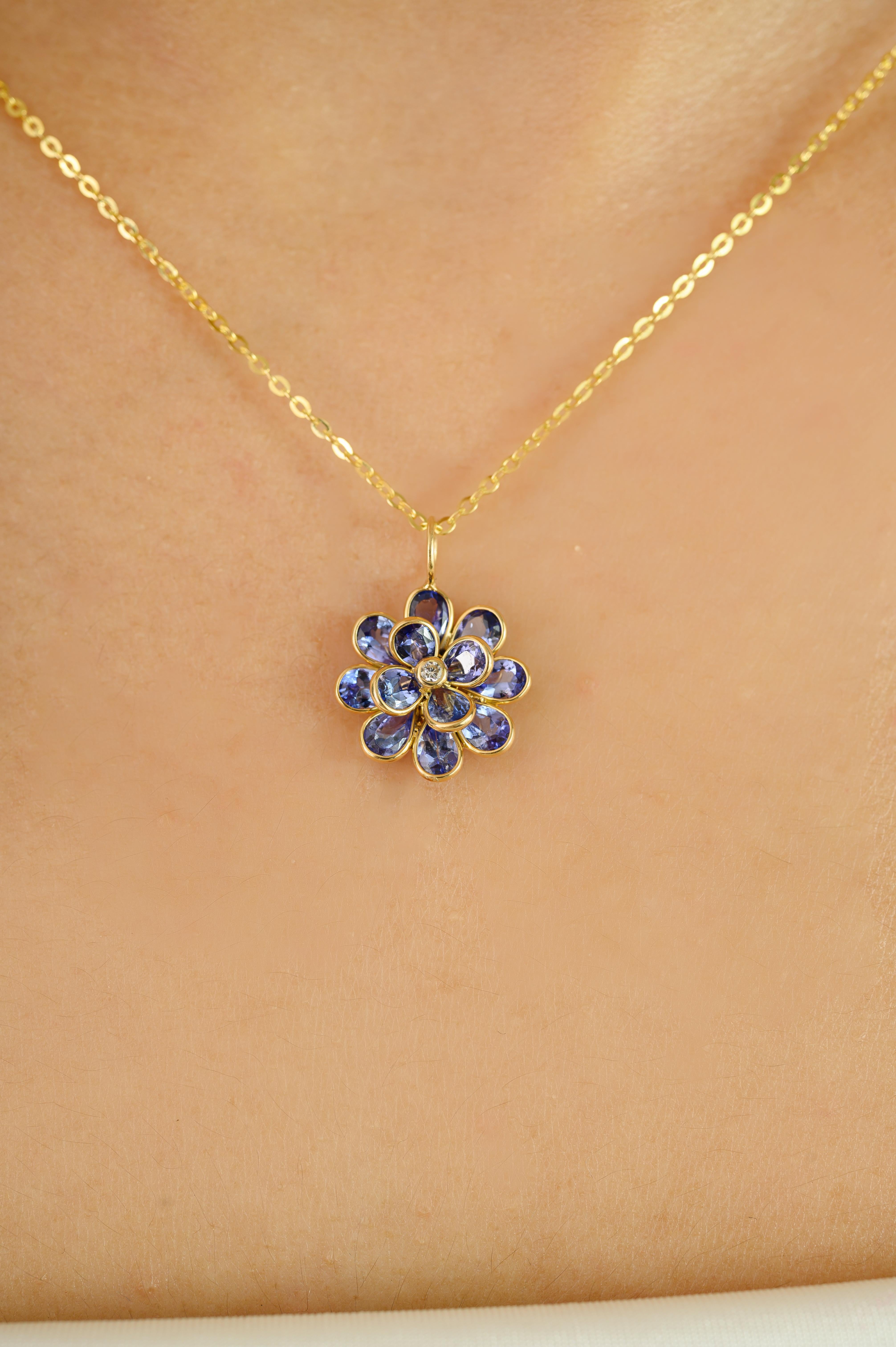 Hand-Crafted in 18k Yellow Gold Natural Tanzanite Floral Motif Charm Pendant (Tropfenschliff) im Angebot