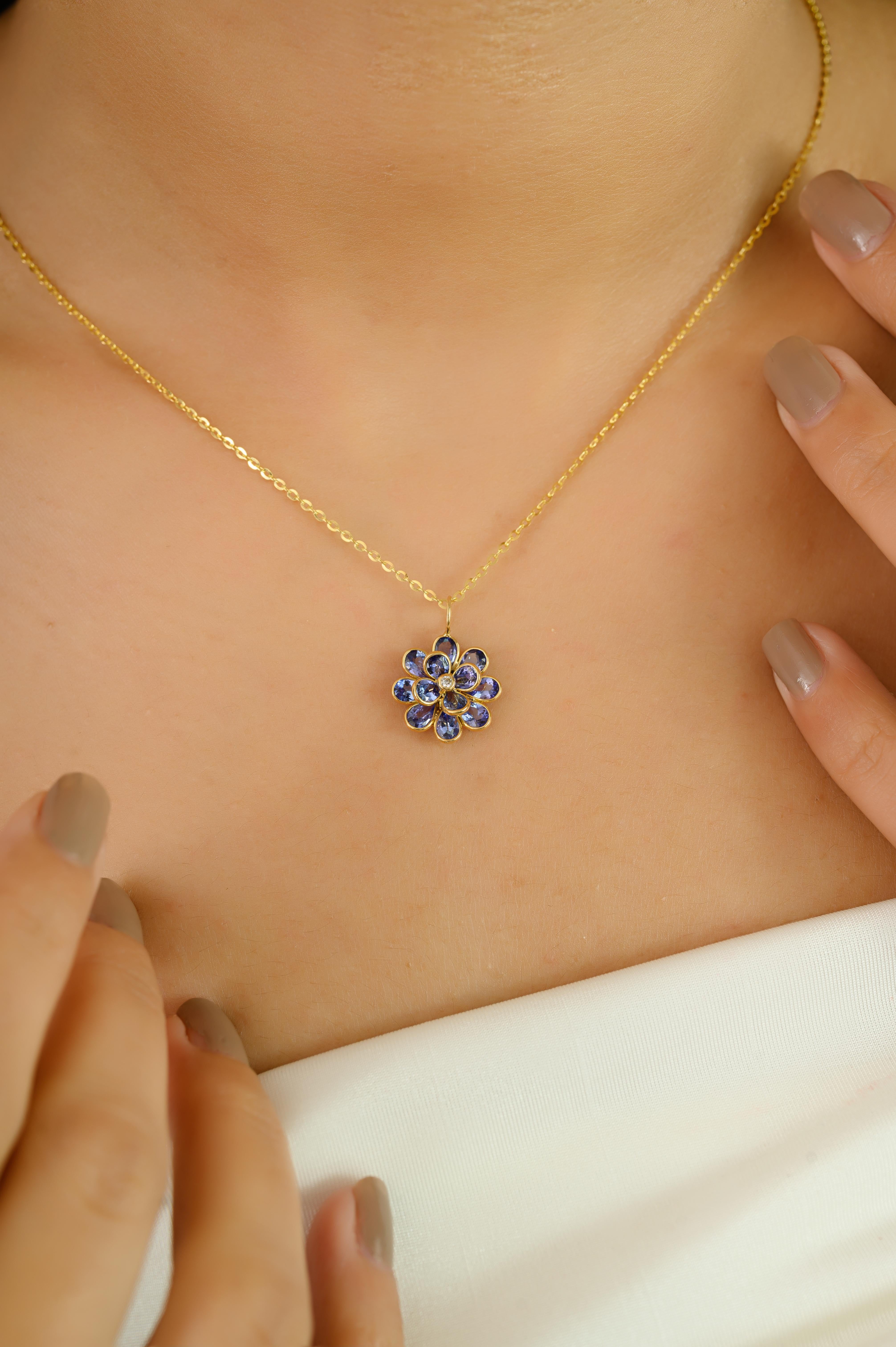 Hand-Crafted in 18k Yellow Gold Natural Tanzanite Floral Motif Charm Pendant Damen im Angebot