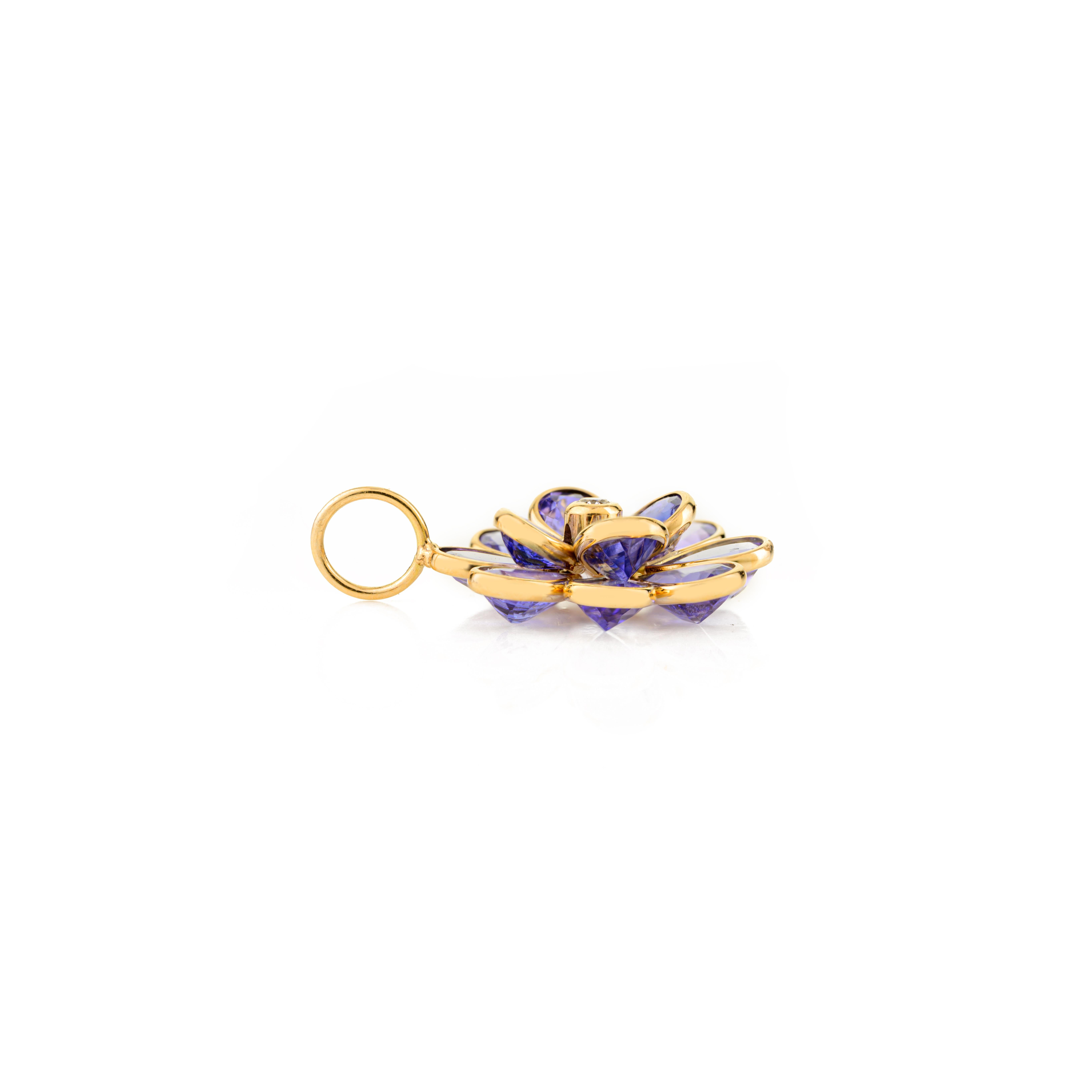 Hand-Crafted in 18k Yellow Gold Natural Tanzanite Floral Motif Charm Pendant im Angebot 3