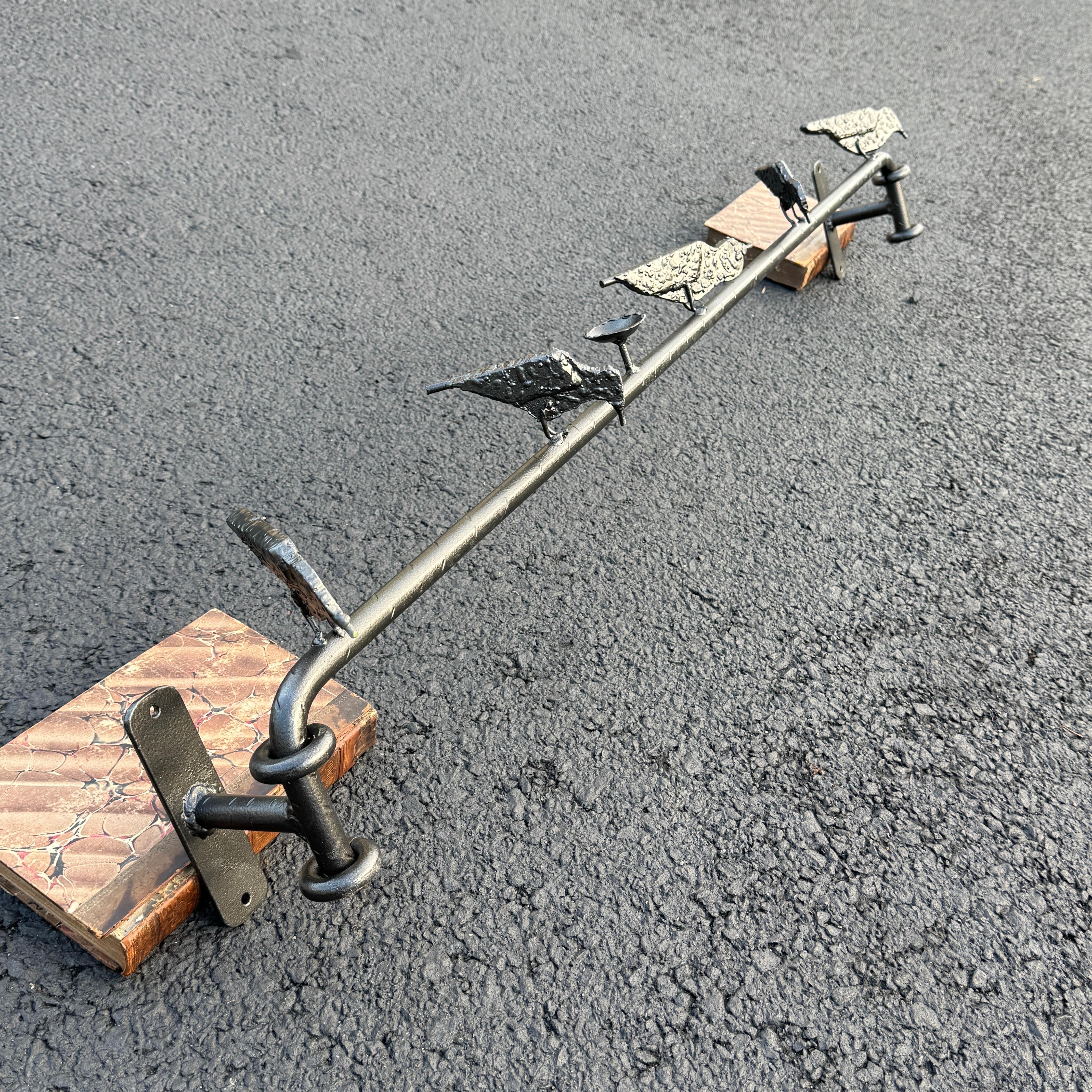 Barra de hierro artesanal con pájaros, revestida de polvo verde en venta