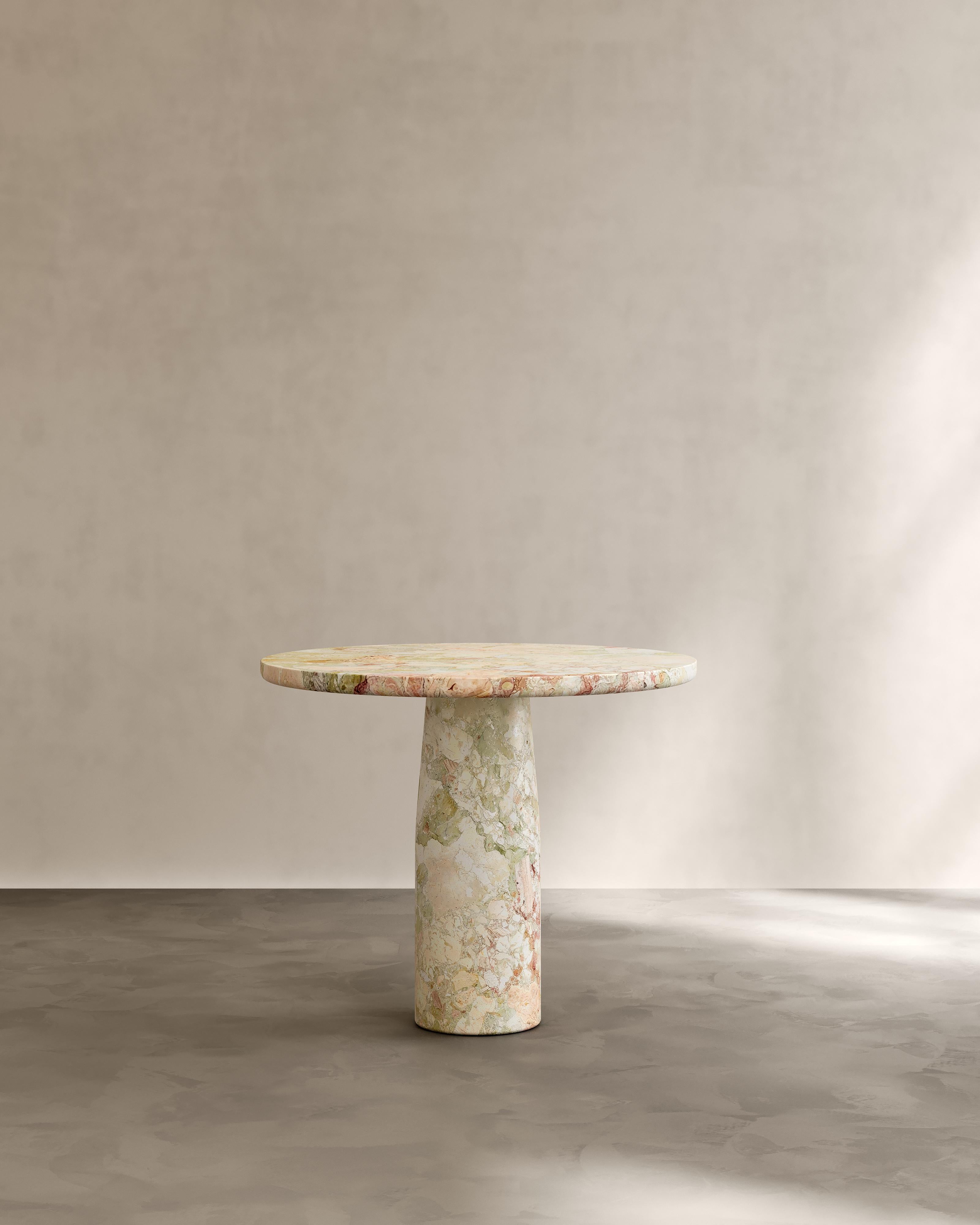 Table de salle à manger artisanale Isola I en marbre Verde Breccia par Paloma Editions
Dimensions : D 90 x L 90 x H 75 cm.
Materials: Verde Breccia Marble.

The Isola Dining Table features a duo of kidney bean pillars, a half bullnose edge, and is