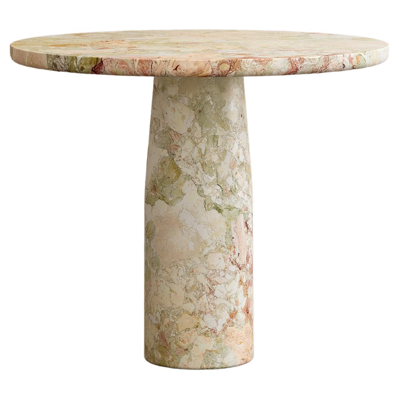 Table de salle à manger artisanale Isola I en marbre Verde Breccia par Paloma Editions