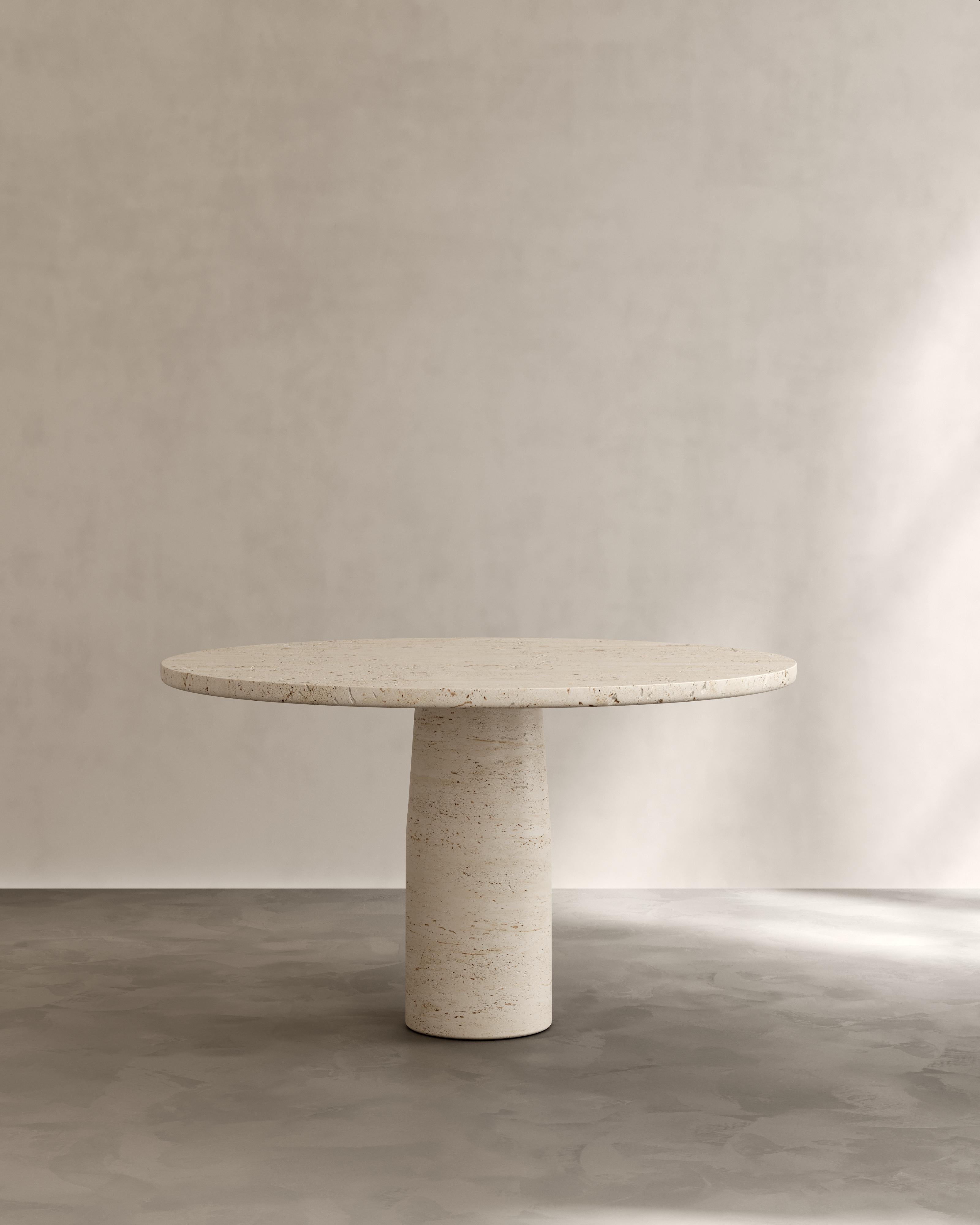 XXIe siècle et contemporain Table de salle à manger Isola II en pierre calcaire cappuccino fabriquée à la main par Paloma Editions en vente