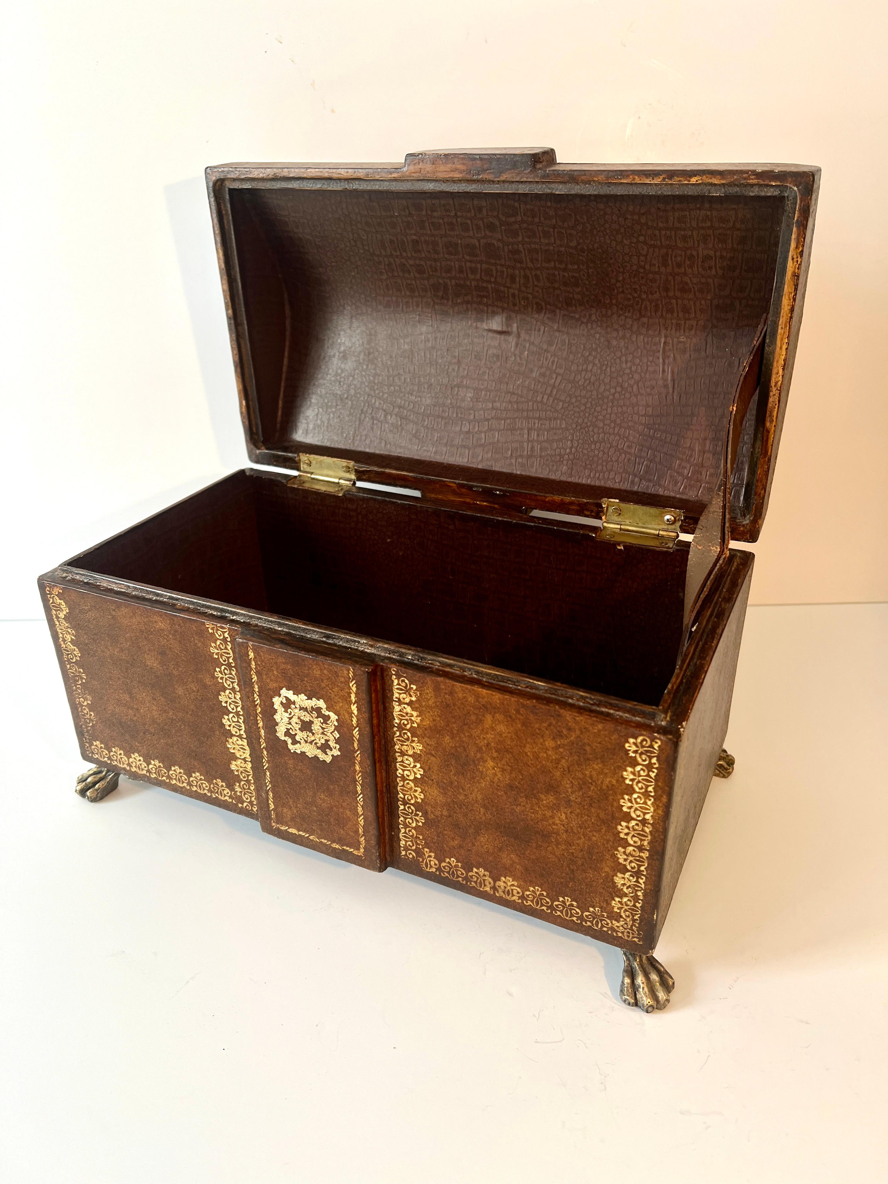 Boîte à charnière travaillée à la main en cuir et or avec pieds en pattes de lion en laiton Bon état - En vente à Los Angeles, CA