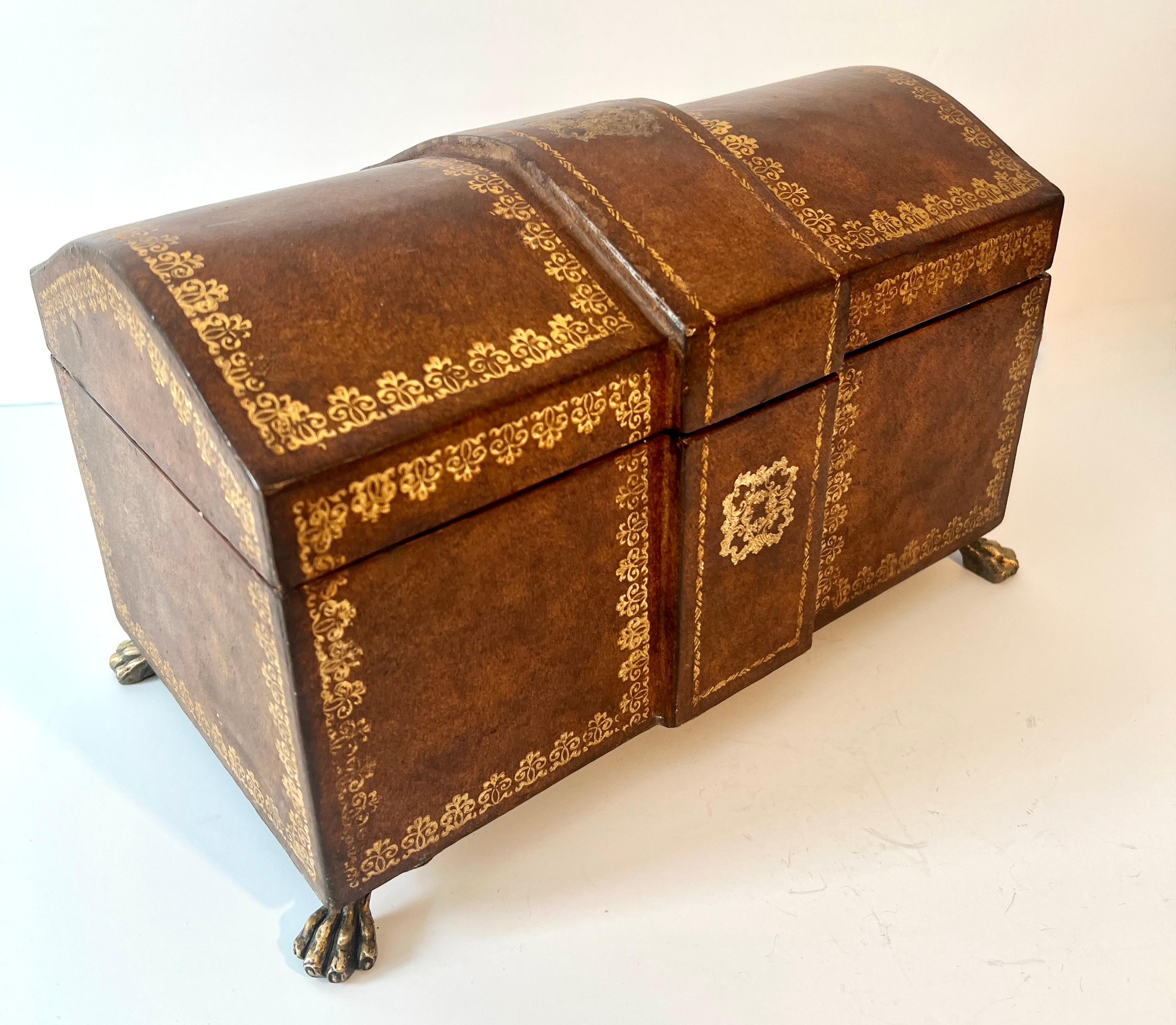 Or Boîte à charnière travaillée à la main en cuir et or avec pieds en pattes de lion en laiton en vente