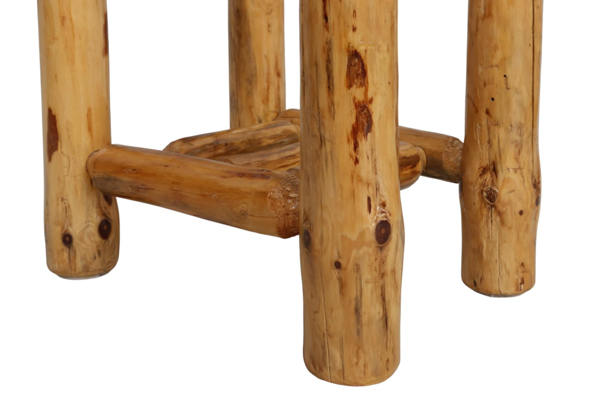 XX secolo Tavolino in legno lavorato a mano in vendita