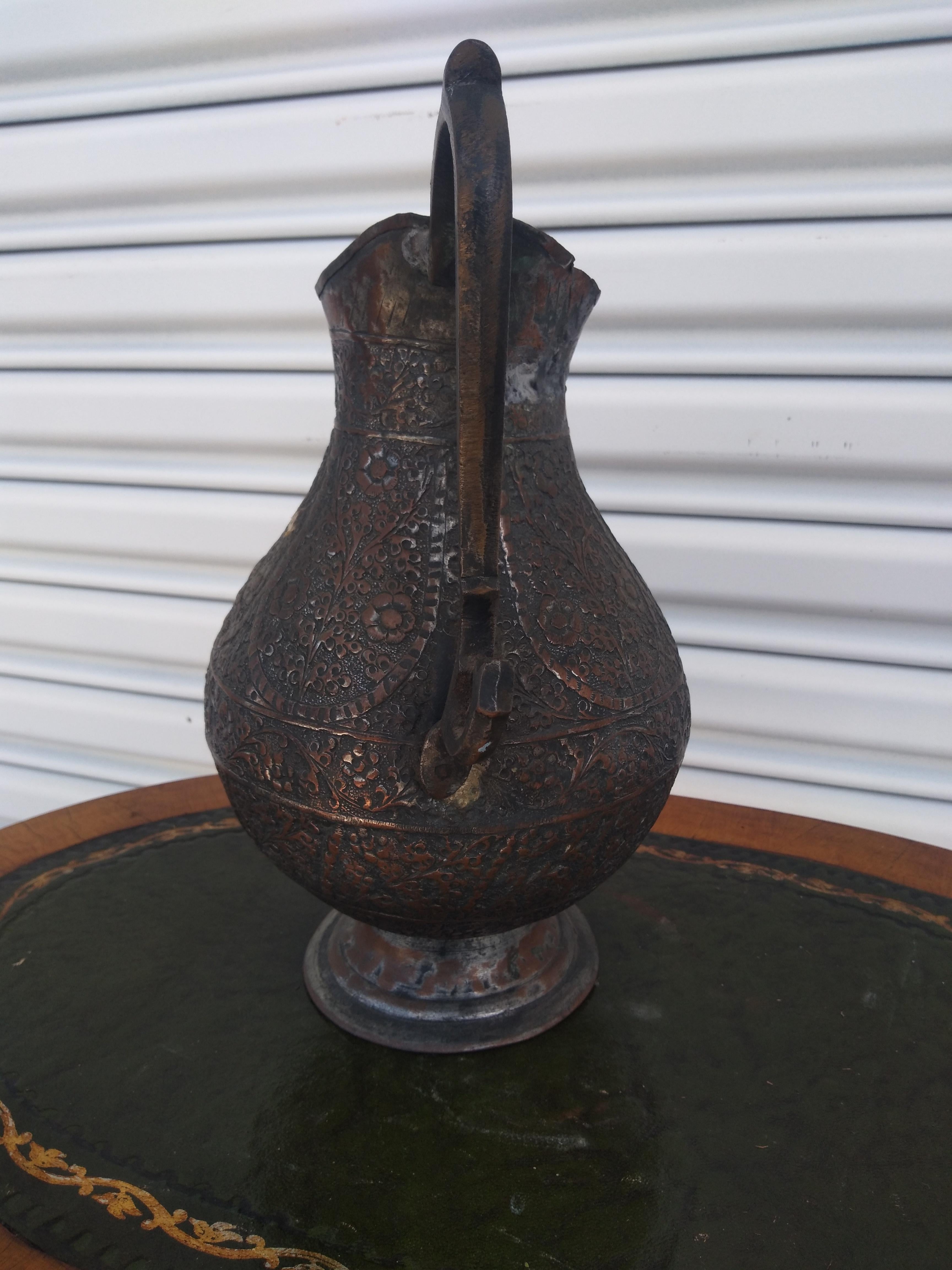 Questa è una brocca mediorientale davvero ben fatta. È un metallo forgiato a mano. Il lato è un bellissimo cast. Il manico è realizzato in solido acciaio forgiato a mano.

Un bell'oggetto decorativo per la tua casa.