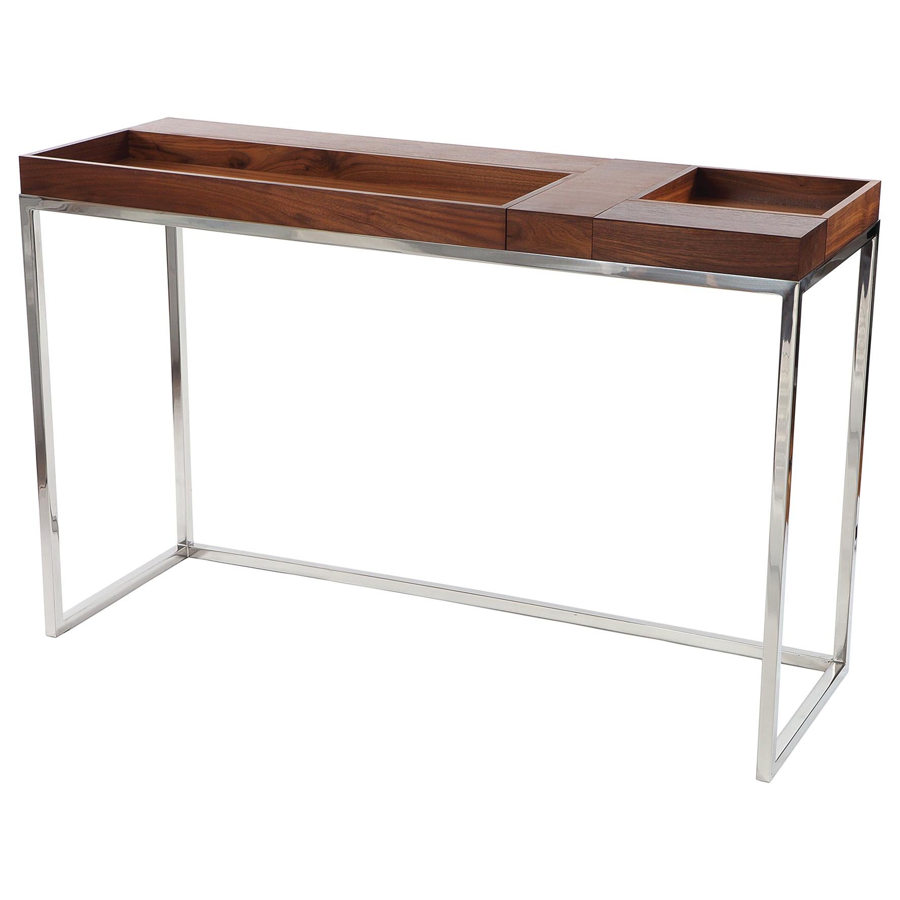 Table console moderne avec 5 plateaux réversibles en noyer et cadre en acier inoxydable poli